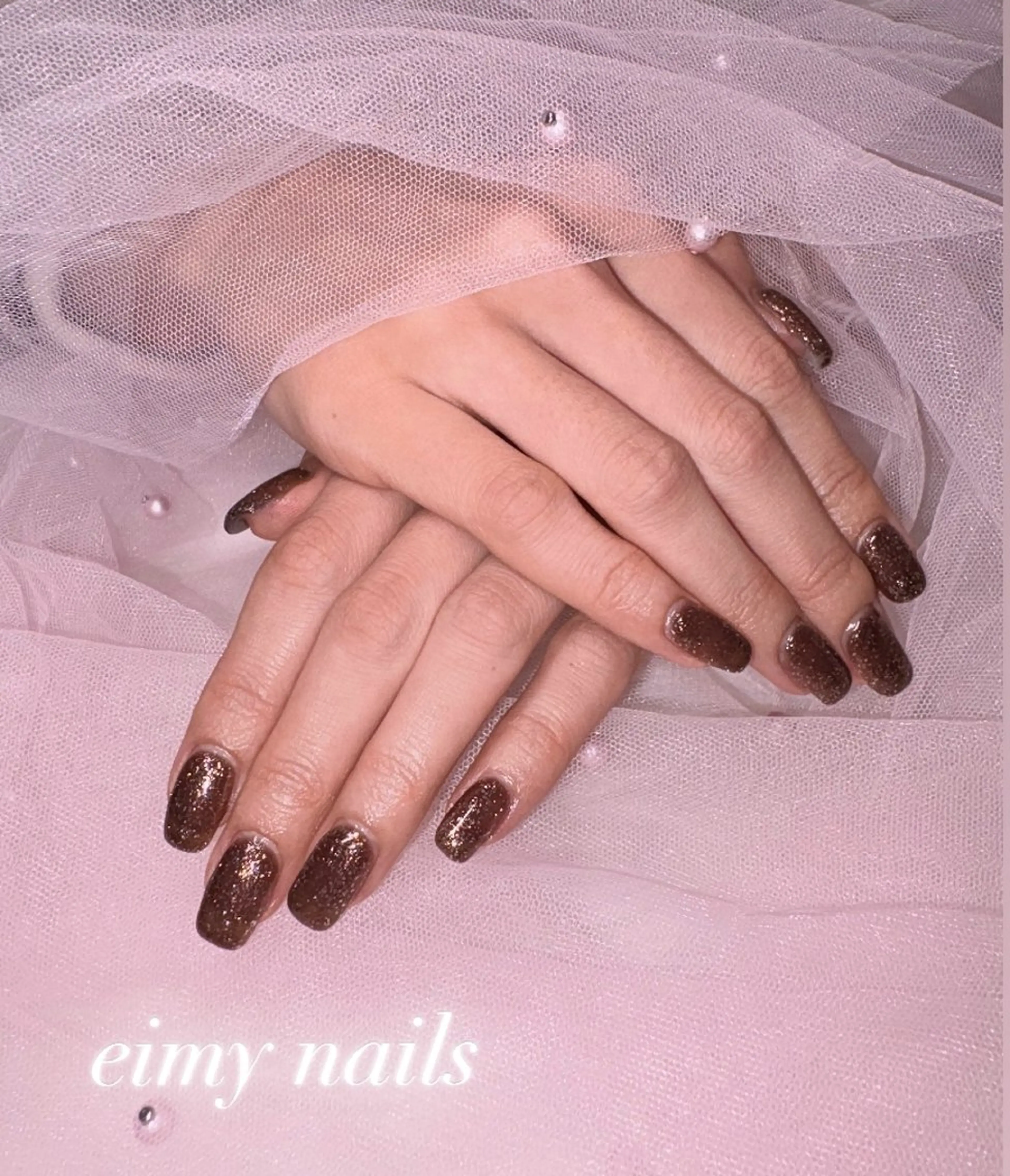 ネイル ブラウン フラッシュネイル ゴールド キラキラネイル ラメ(グリッター) ハンドネイル 🤍eimy nails🤍所属・eimy nails♡のネイルデザイン