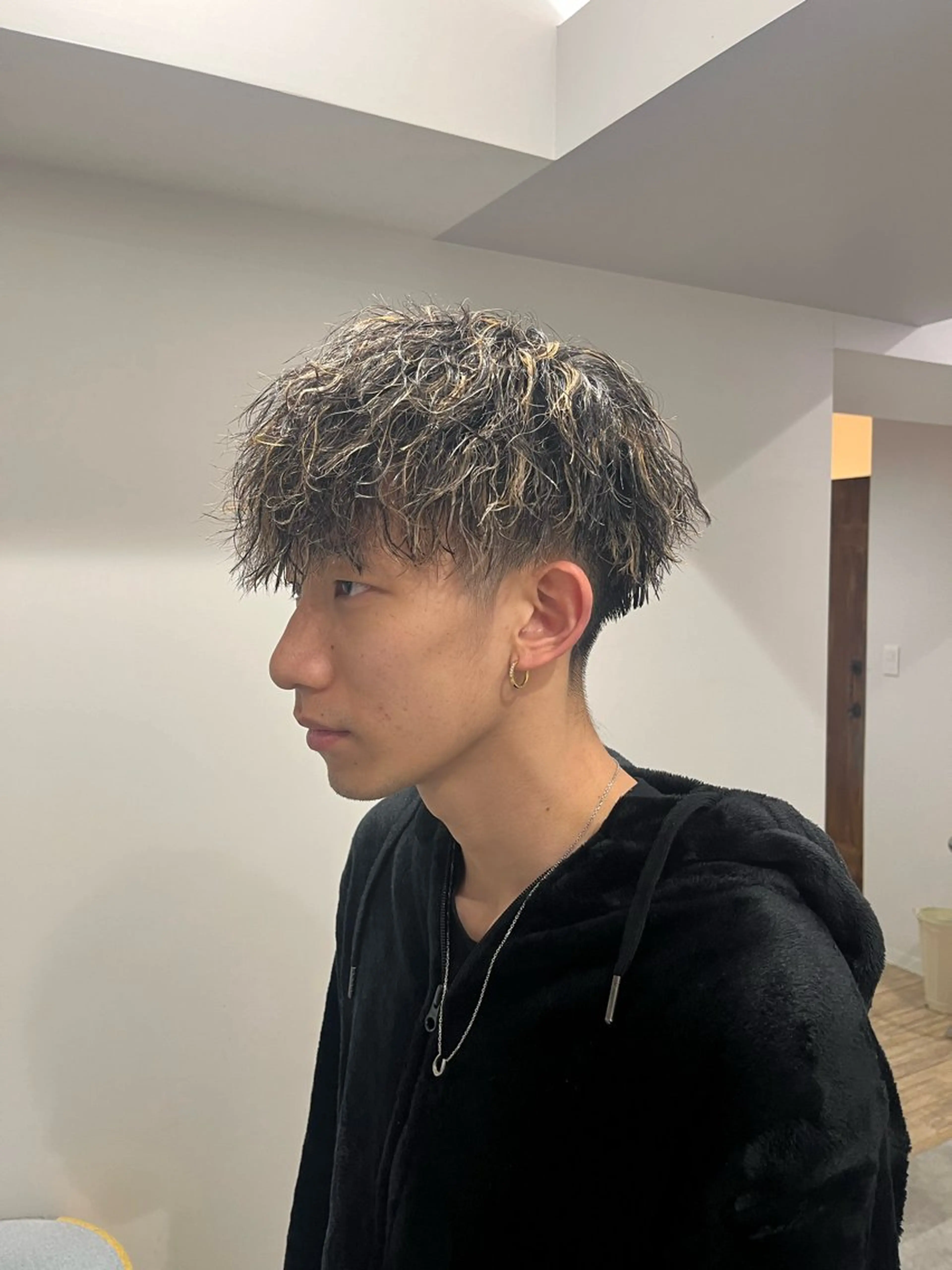 ショート パーマ メンズ メンズハイライト ハイライト カット パーマ りんと/メンズ/ 艶カラーのヘアスタイル