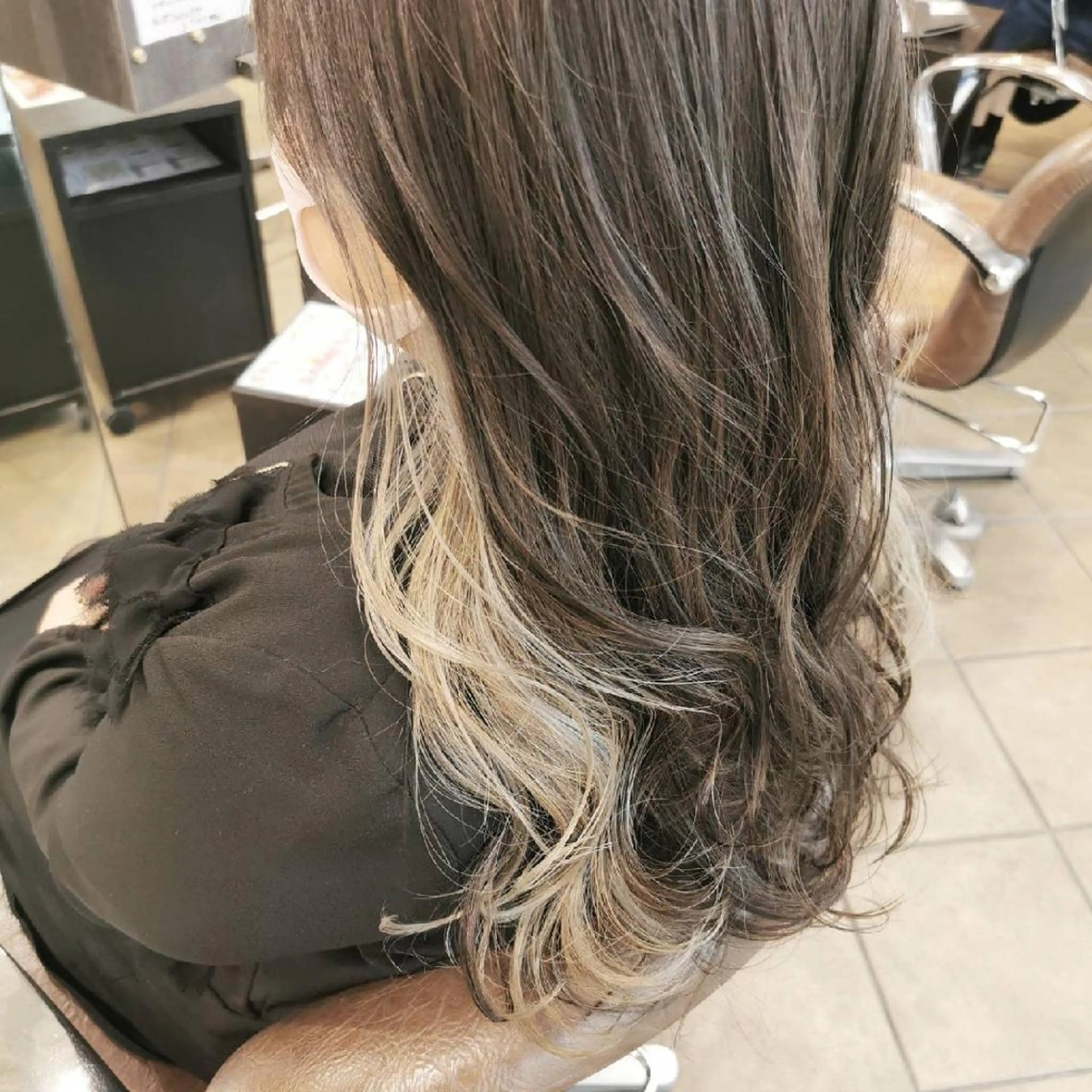 カラー ベージュカラー インナーカラー ホワイトベージュ ヘアカラー Luisハイライト　 喜連瓜破、髪質改善のヘアスタイル