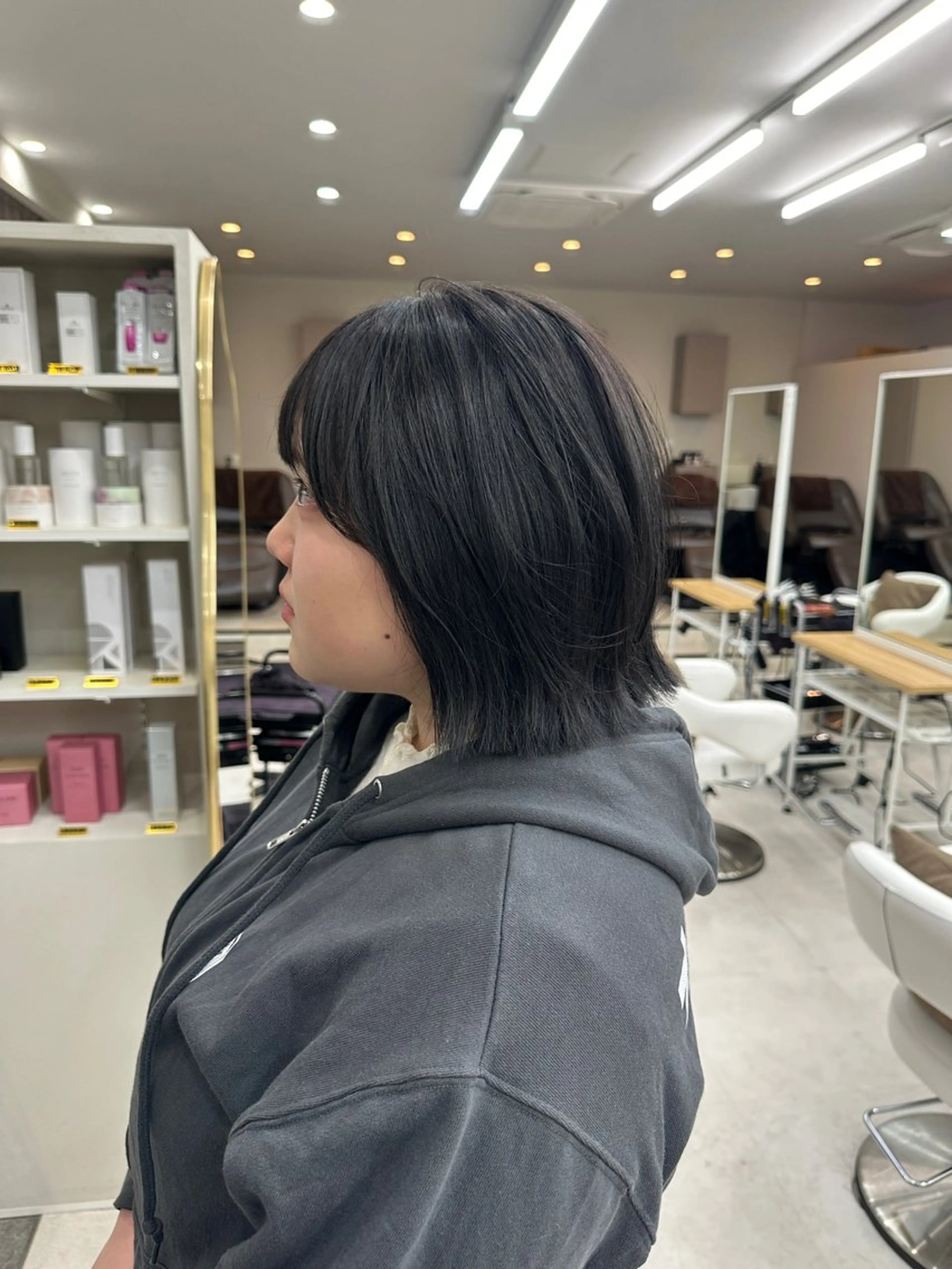 ショート カラー ボブレイヤー ボブ くびれヘア レイヤーカット カット ヘアカラー Aura所属・丸山 心 / 艶カラーのヘアスタイル