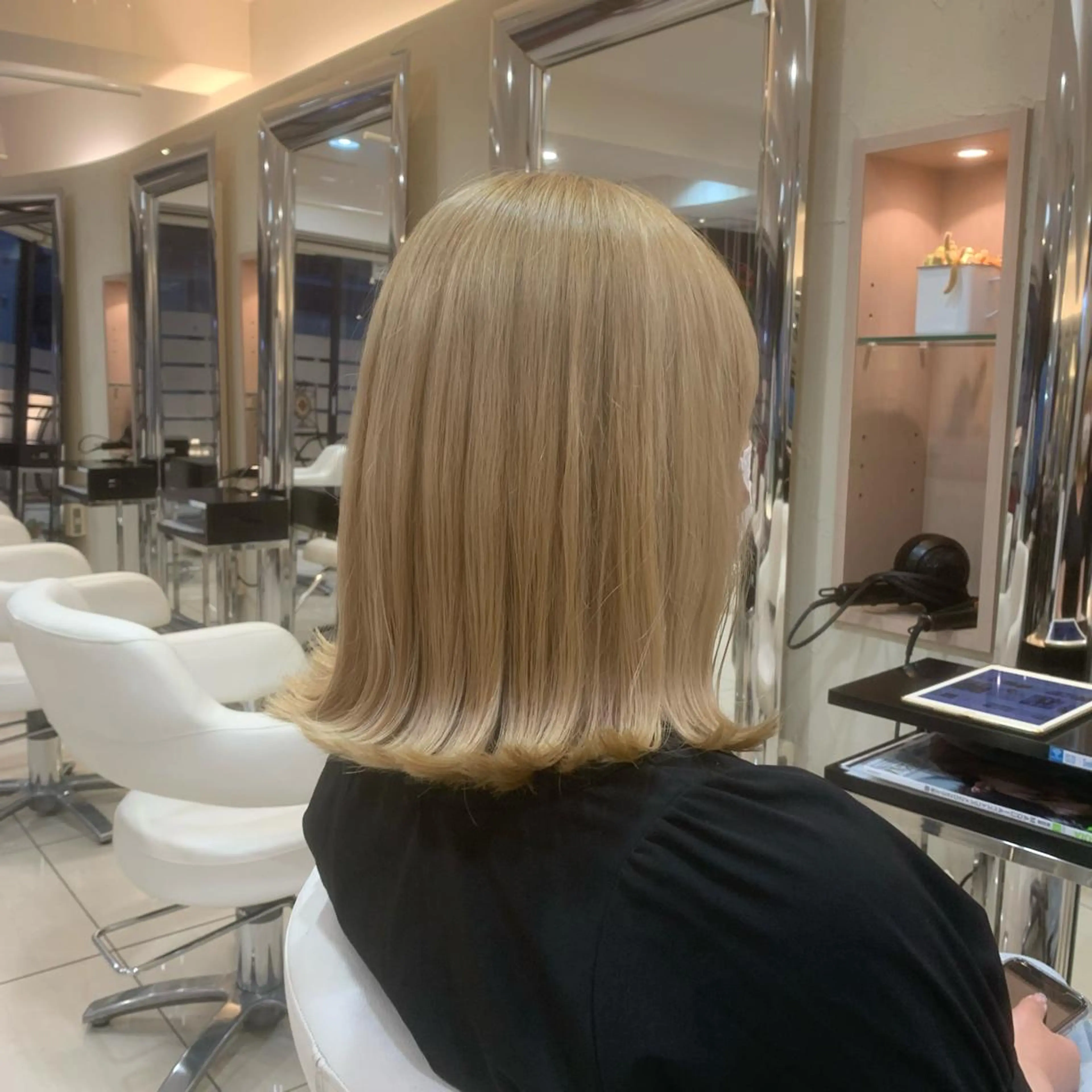 ミディアム ボブ 外ハネヘア 透明感カラー/ くびれヘア/館岡俊平のヘアスタイル