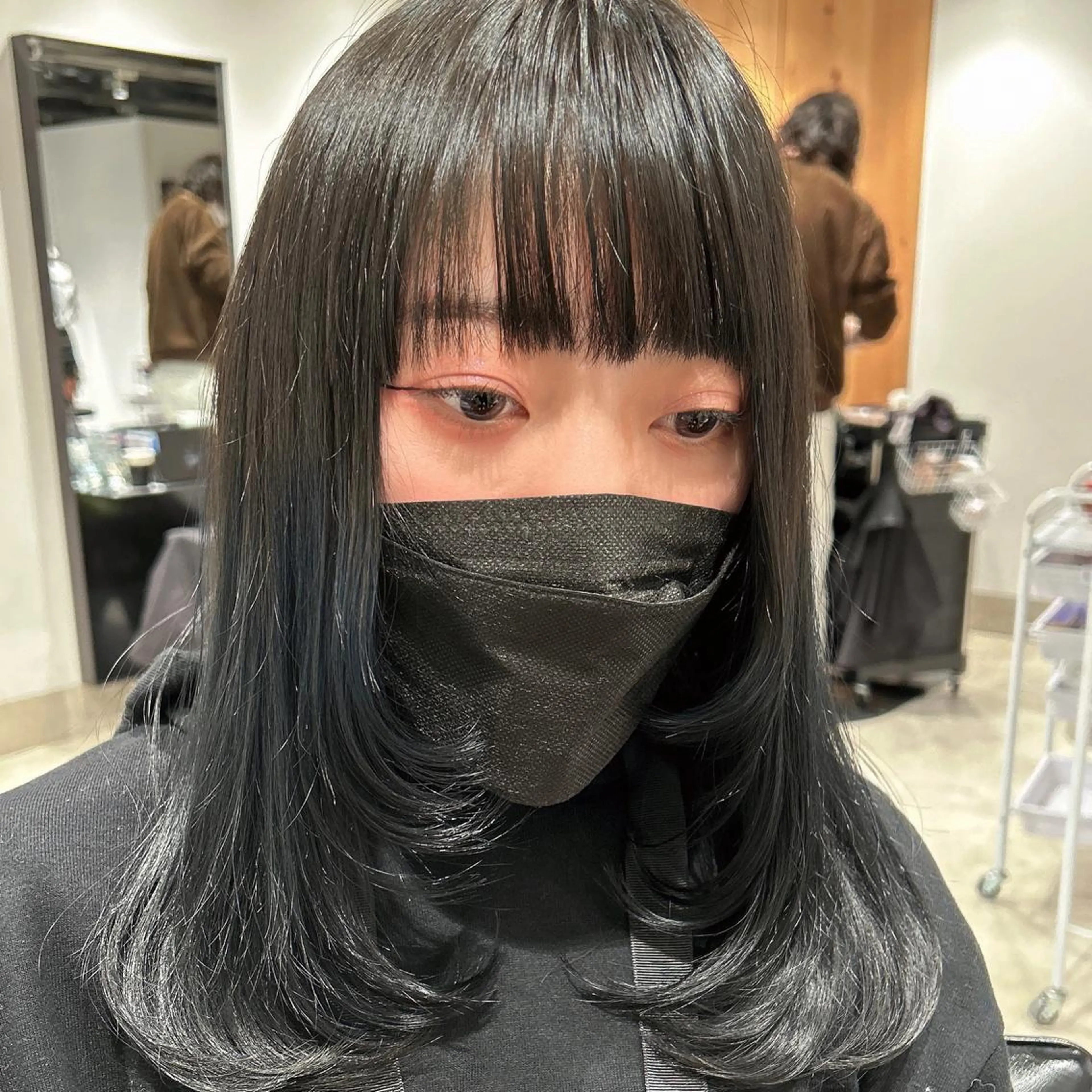 セミロング カラー 黒髪 ブルーカラー ブルーブラック 透明感カラー 顔まわりレイヤー カット ヘアカラー トリートメント ヘッドスパ GO TODAY  SHAIRE  SALON   渋谷モディ所属・スキバサミを使わない カット🌼唯🌼のヘアスタイル