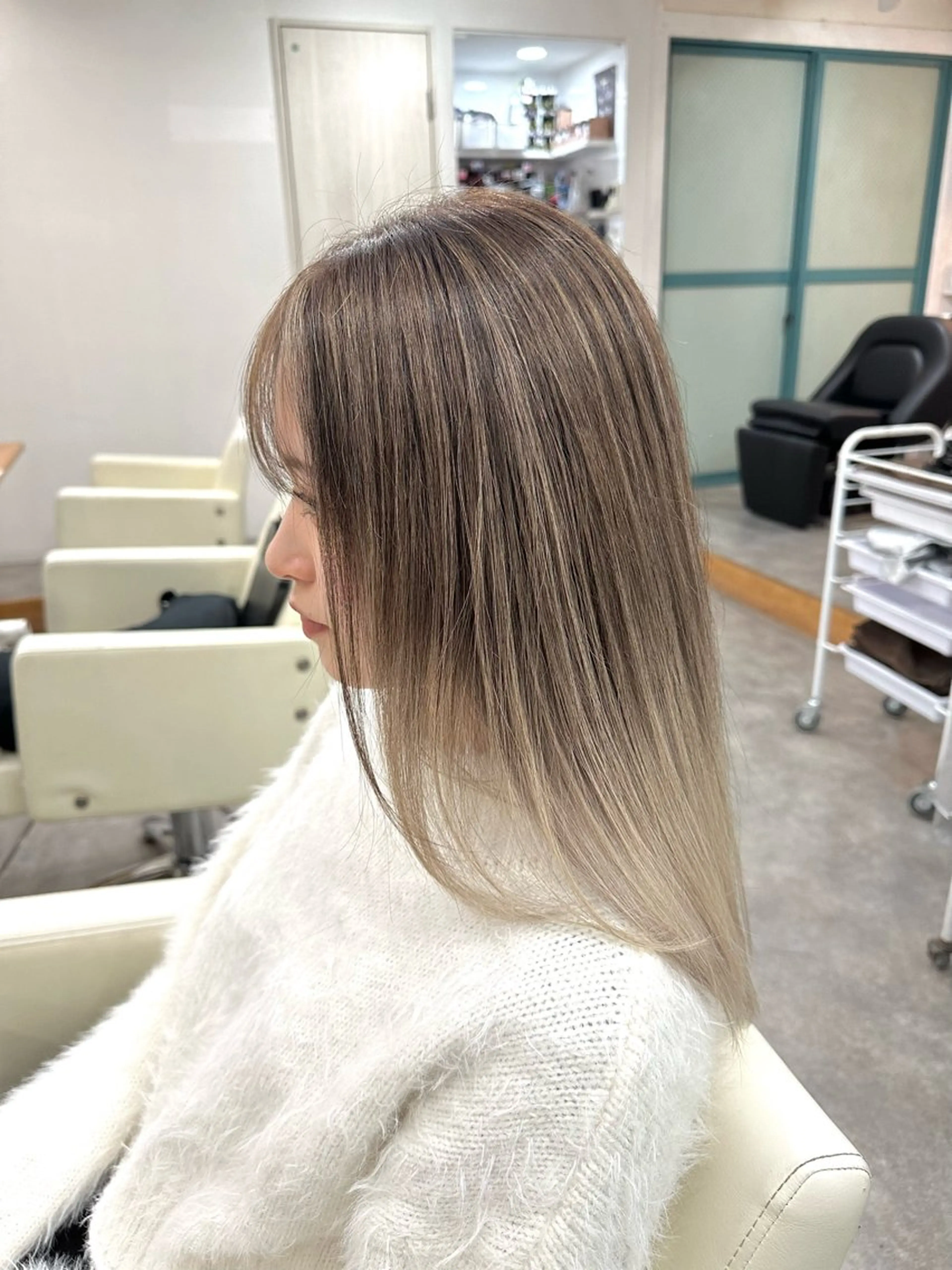 ロング カラー ヘアアレンジ バレイヤージュ ベージュカラー ミルクティーベージュ レイヤーカット カット ヘアカラー SALOWIN京都河原町Suite店所属・外国人風レイヤー/ ハイトーンSHUのヘアスタイル
