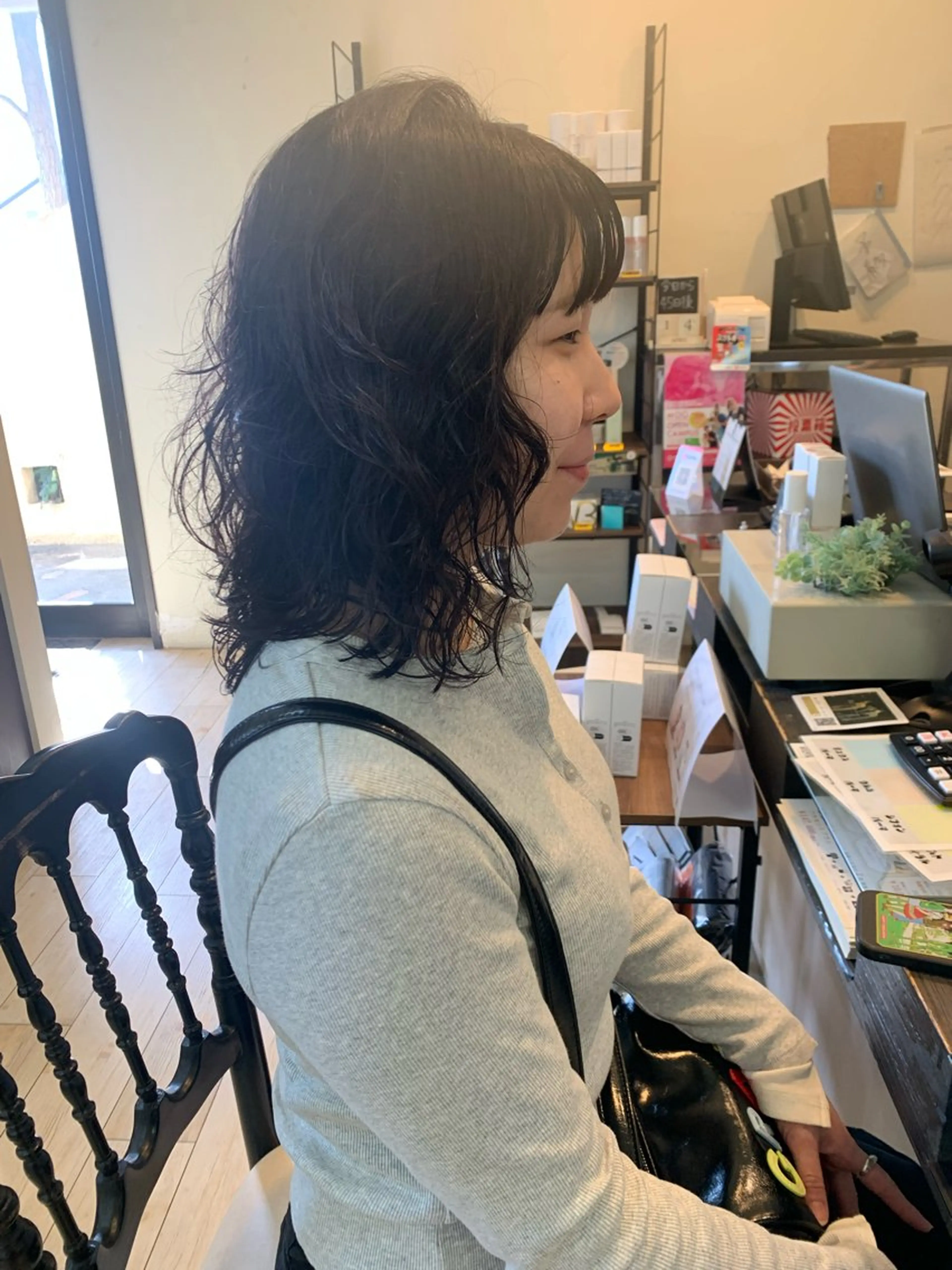 セミロング パーマ 荒島 由佳のヘアスタイル