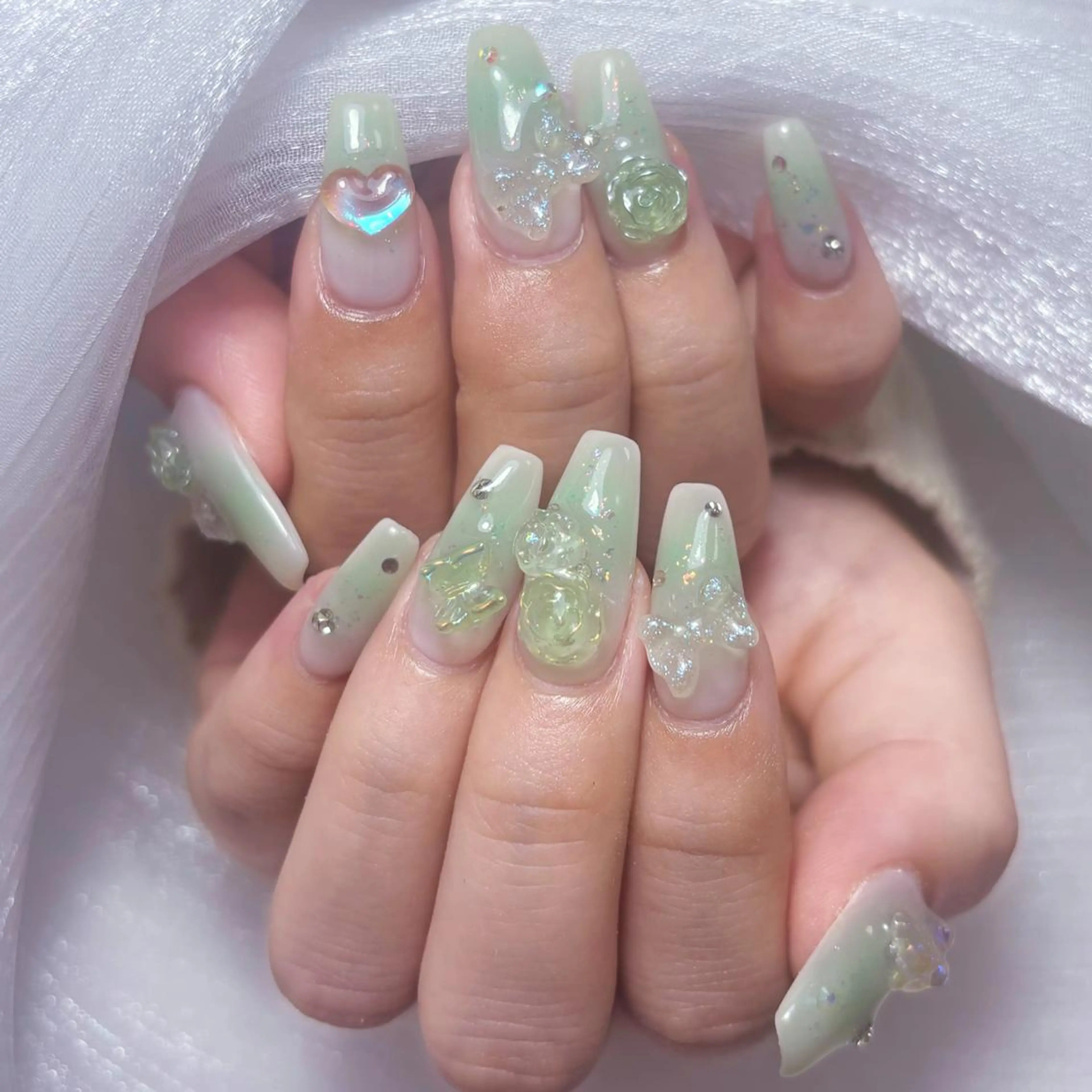 ネイル アートネイル オーロラネイル ガーリー キラキラネイル 韓国ネイル ハンドネイル yu ri 🌹のネイルデザイン