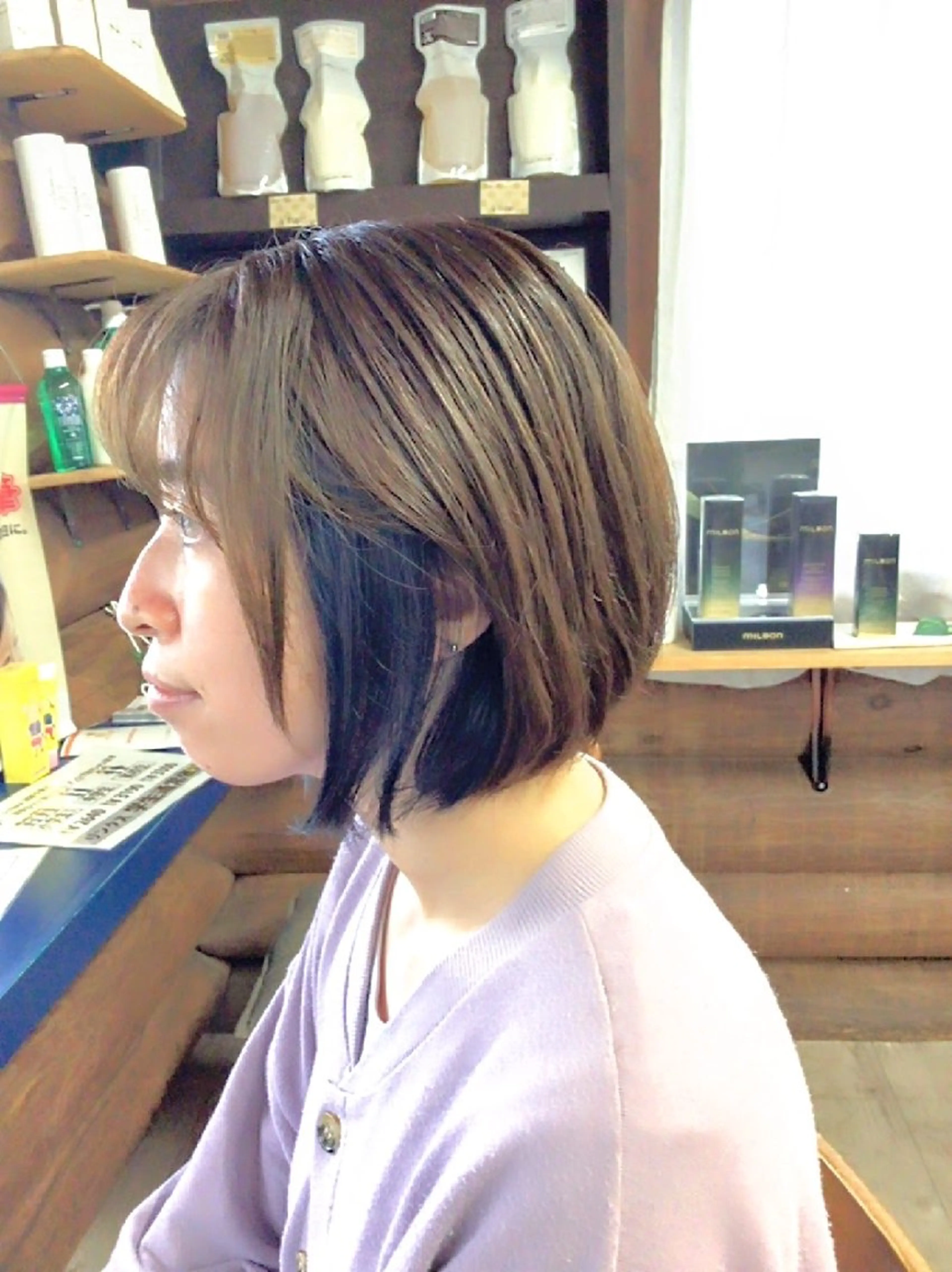 ミディアム 岡本 小百合のヘアスタイル