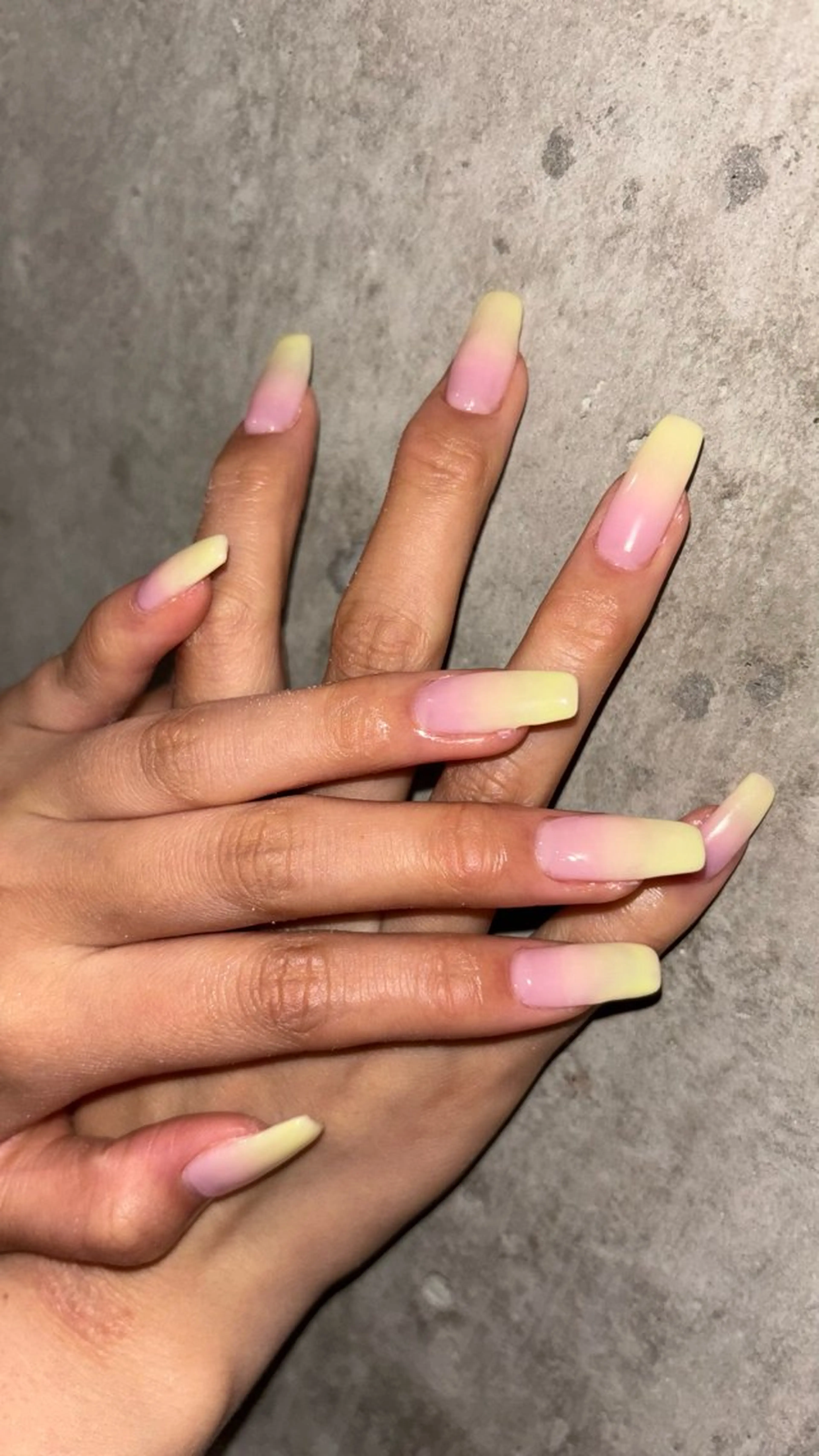ネイル グラデーション ピンク 黄色 ハンドネイル Queen所属・伊藤 梨恋のネイルデザイン