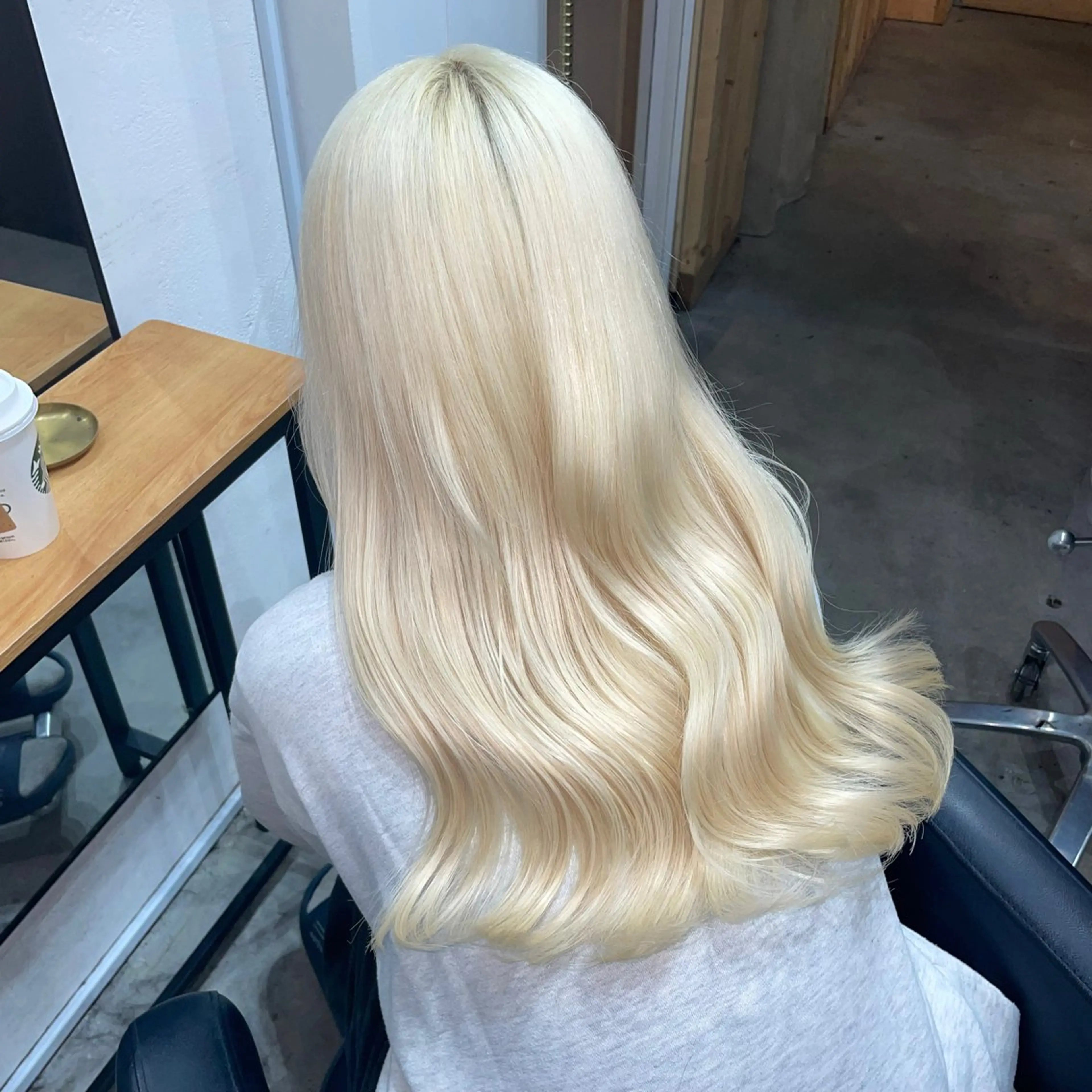 ロング カラー ブリーチ 抜きっぱなしブロンド ブロンド ヘアカラー Je suis heureuse Miel所属・🐩艶カラー/ chisato🌙のヘアスタイル