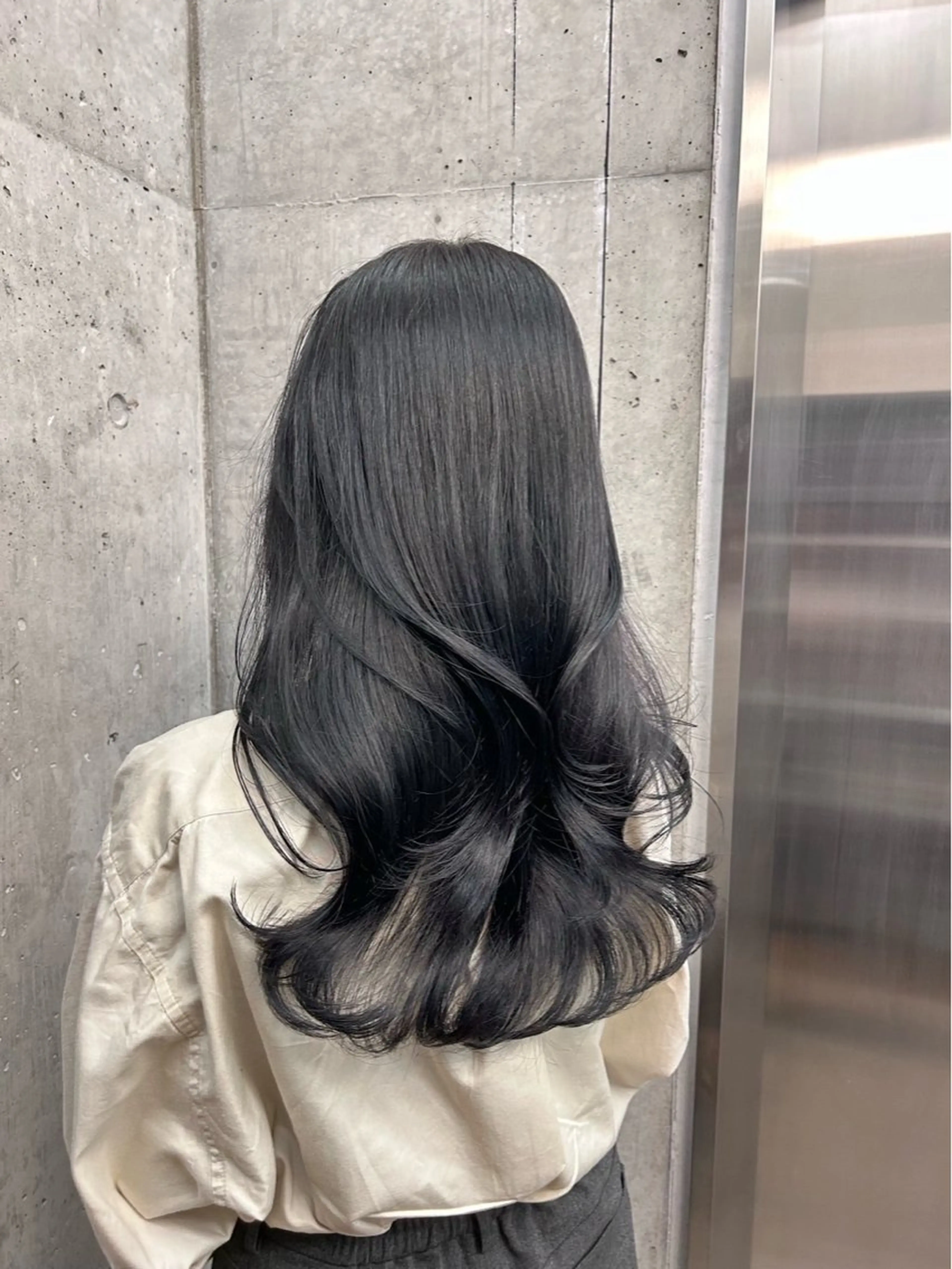 寒色カラー+前髪カット+3stepトリートメント🫐の写真