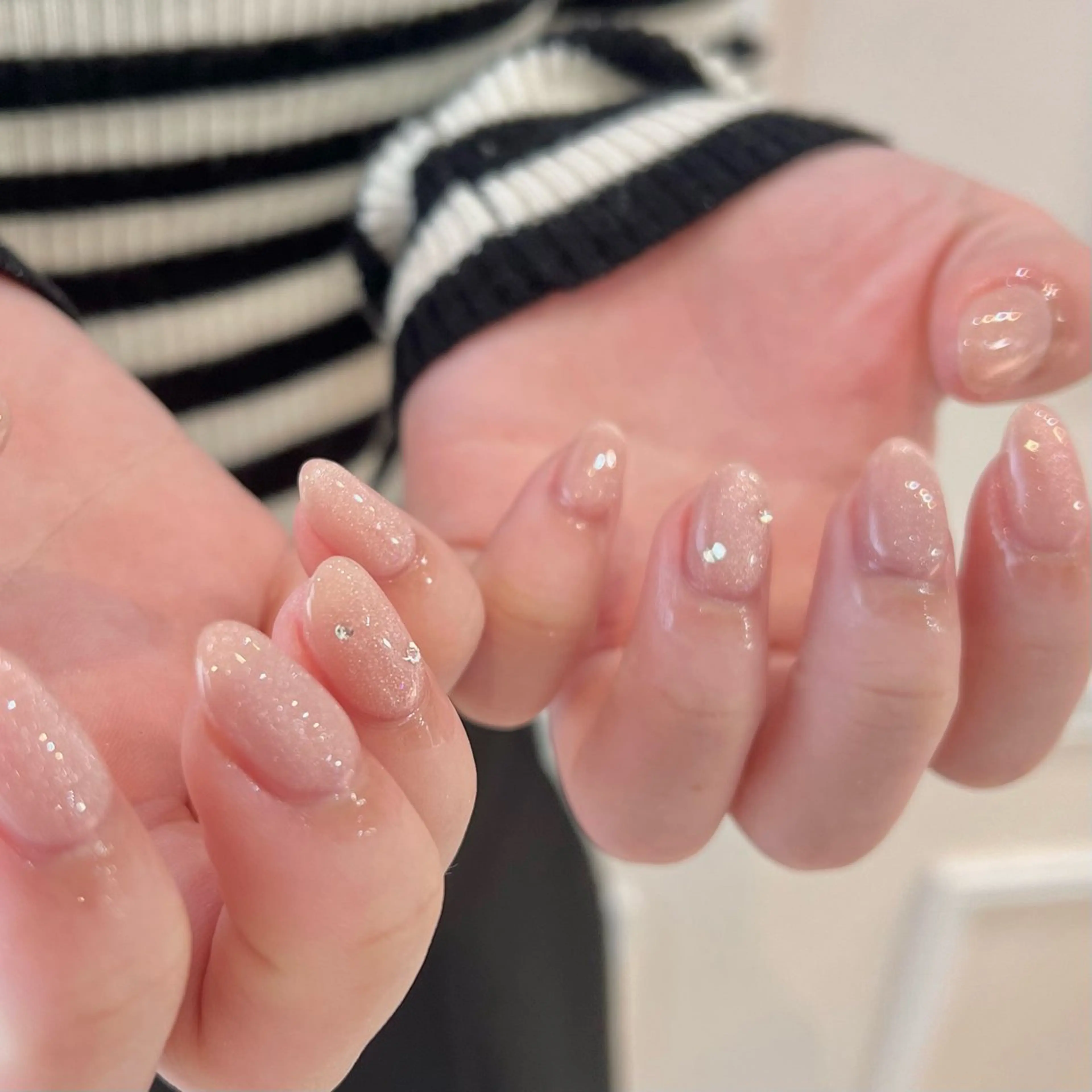 ネイル ストーンネイル ハンドネイル 🎀チーク/ちゅるん 🫧chisa🎀のネイルデザイン