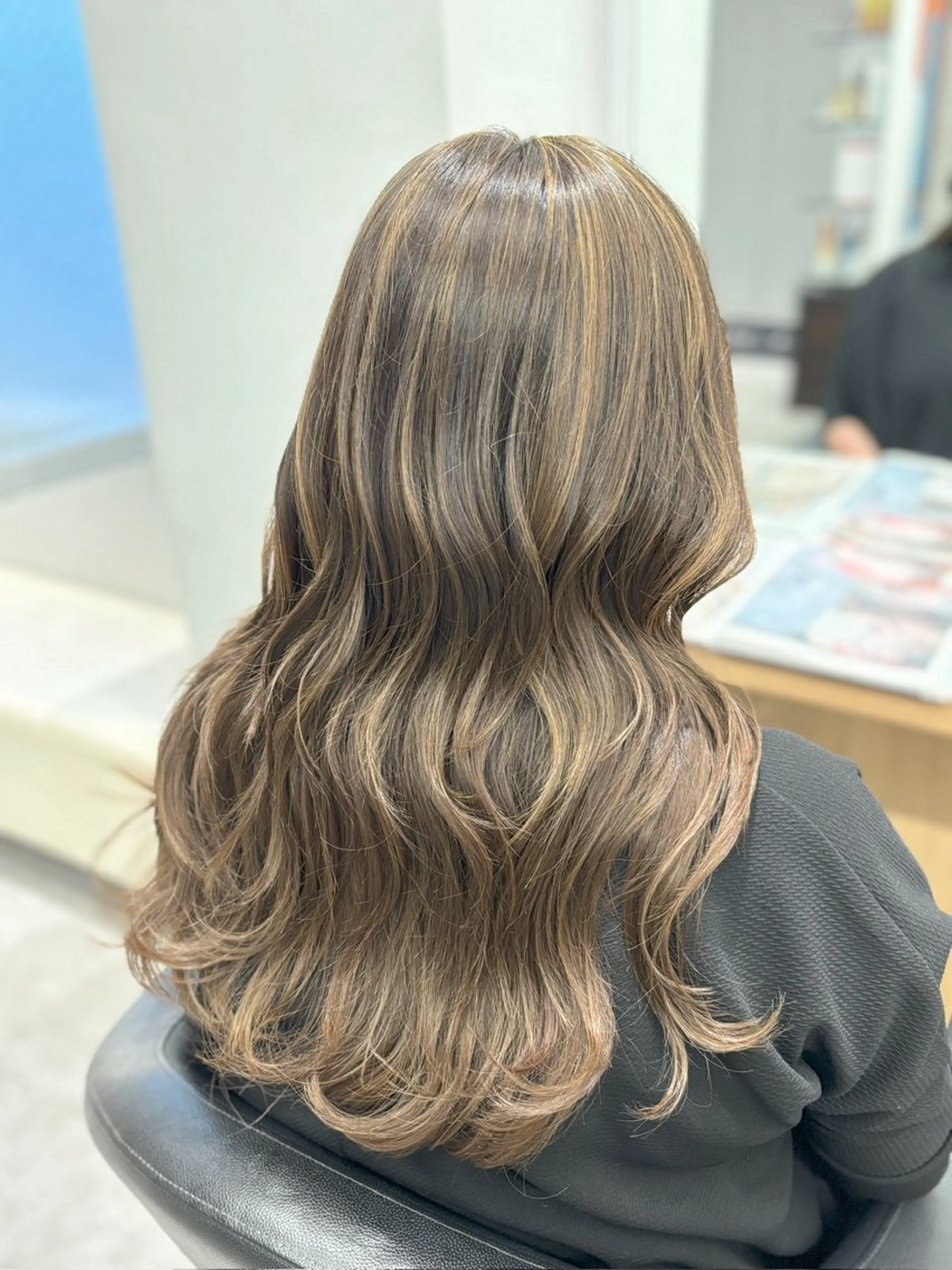ロング ハイライト レイヤーカット 服部 真希のヘアスタイル