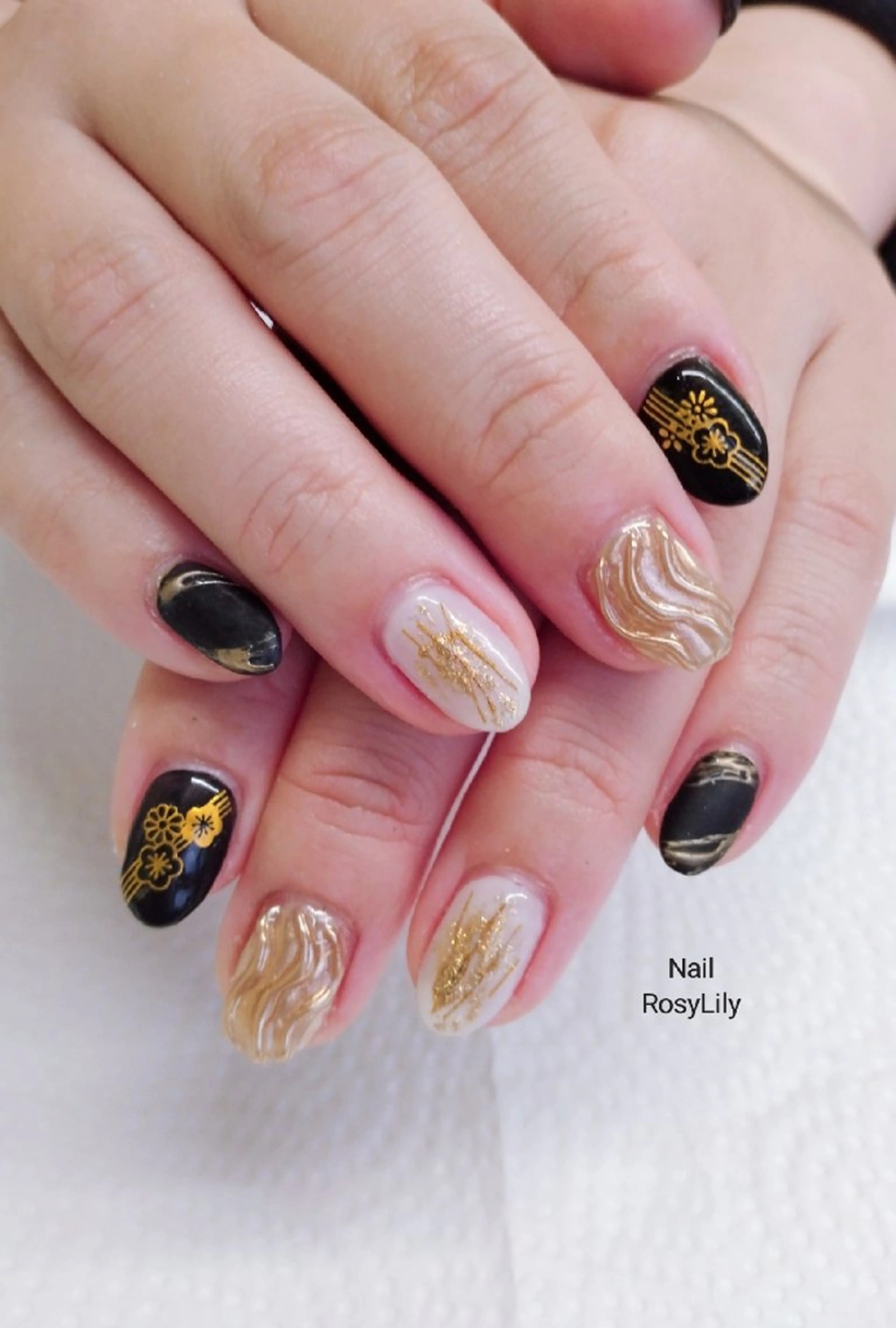 ネイル 成人式 ゴールド 持ち込み プライベートサロン RosyLily所属・プライベートサロン Rosy Lilyのネイルデザイン