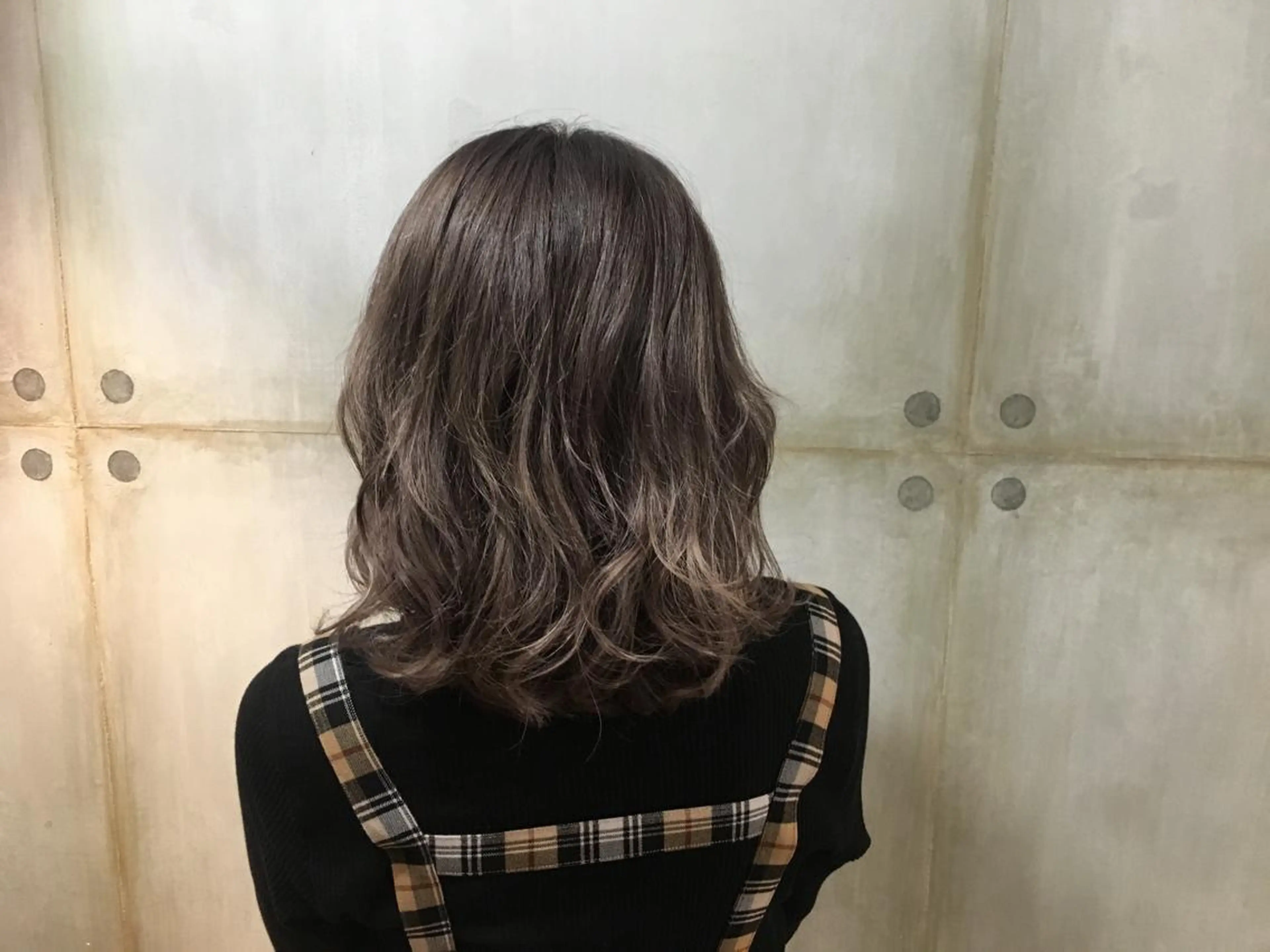 ミディアム カラー グレージュ ハイライトカラー ハイライト モテ髪🎀aoi/ シールエクステ/池袋のヘアスタイル