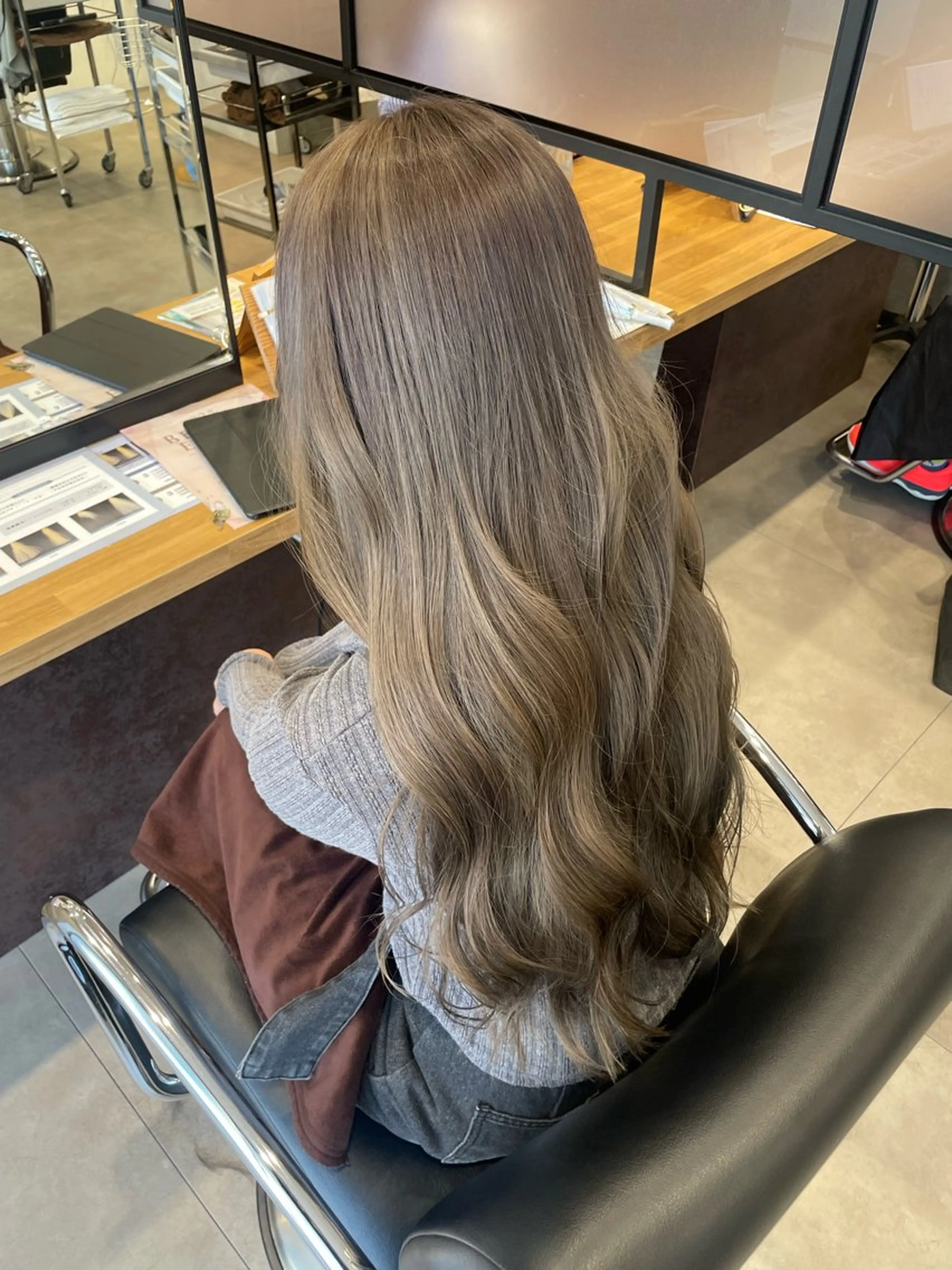 ロング カラー ベージュカラー ブリーチ ミルクティーベージュ ヘアカラー 佐藤 由依/透明感カラーのヘアスタイル