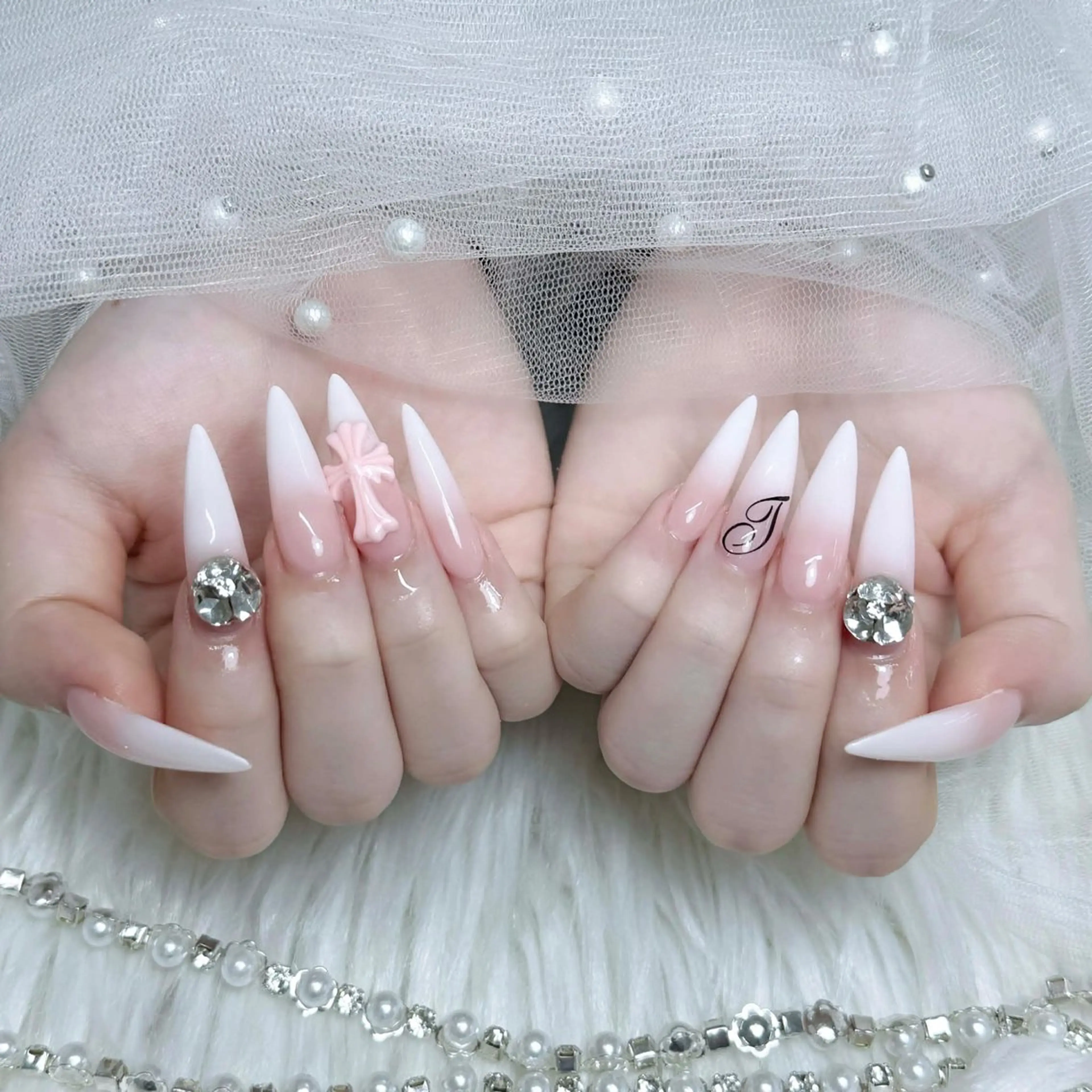 ネイル キラキラネイル マグネットネイル ハンドネイル いちご ちゃんのネイルデザイン