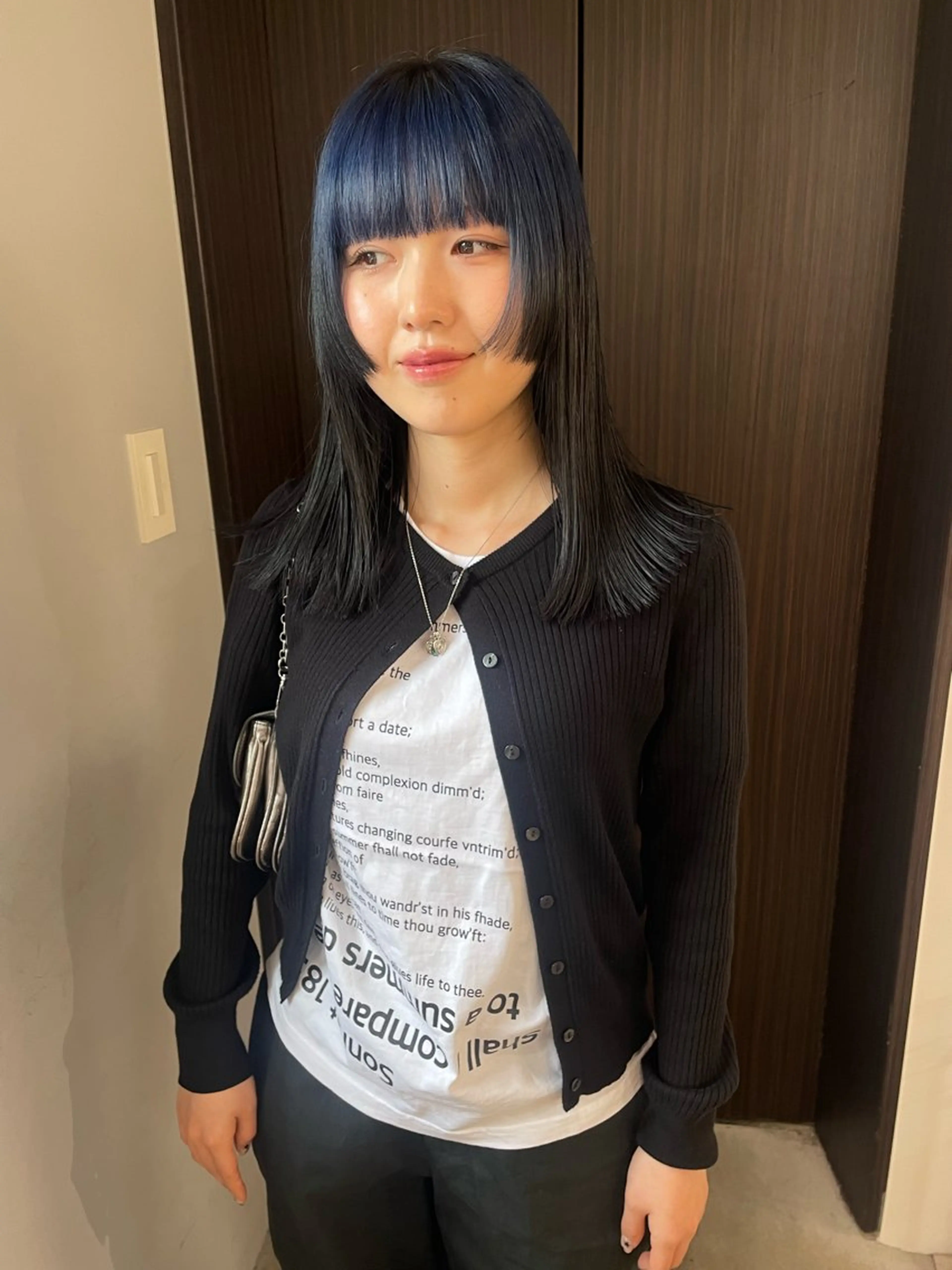 ミディアム カラー ブリーチ ブルーカラー ケアブリーチ デザインカラー ダブルカラー カット ヘアカラー トリートメント MIU/ルーツカラー 顔まわりレイヤーのヘアスタイル