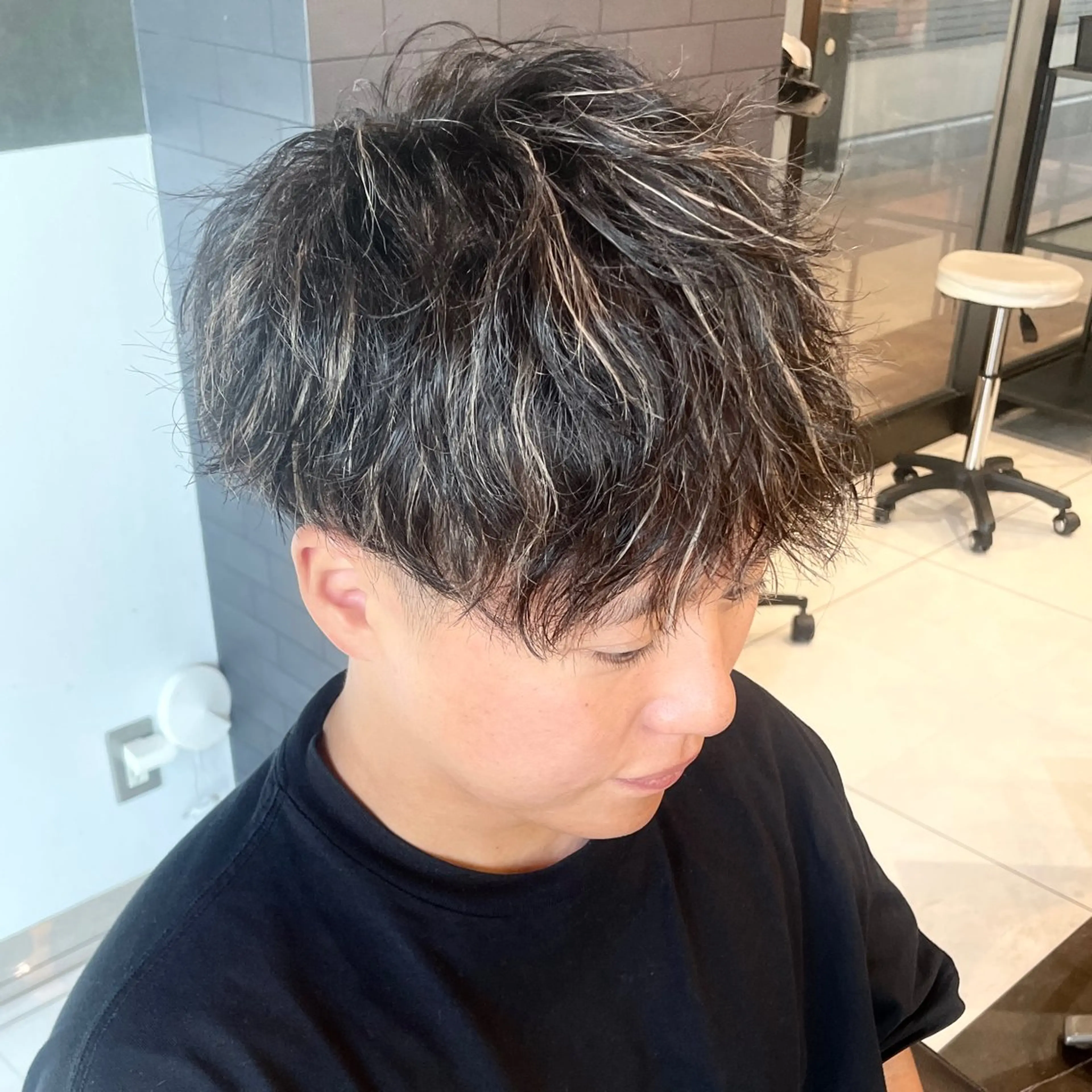 ショート カラー パーマ メンズ メンズハイライト メンズパーマ ツイストスパイラルパーマ ハイライトカラー ハイライト カット ヘアカラー パーマ メンズヘア特化 崎田 成人のヘアスタイル