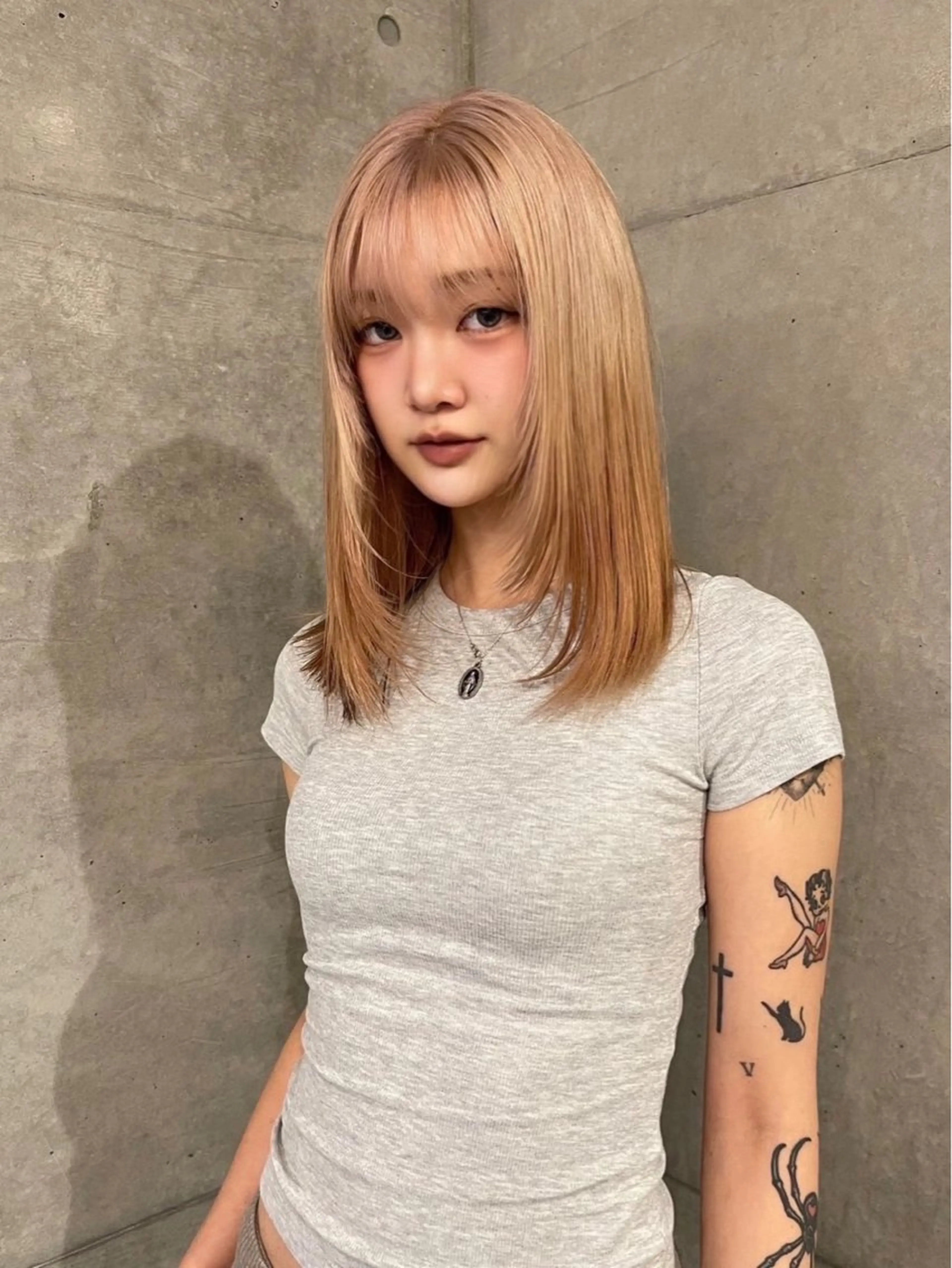 ミディアム カラー ベージュカラー ブリーチ ブロンド ブロンドベージュ 縮毛矯正 レイヤーカットとハイ トーン/HIROKIのヘアスタイル