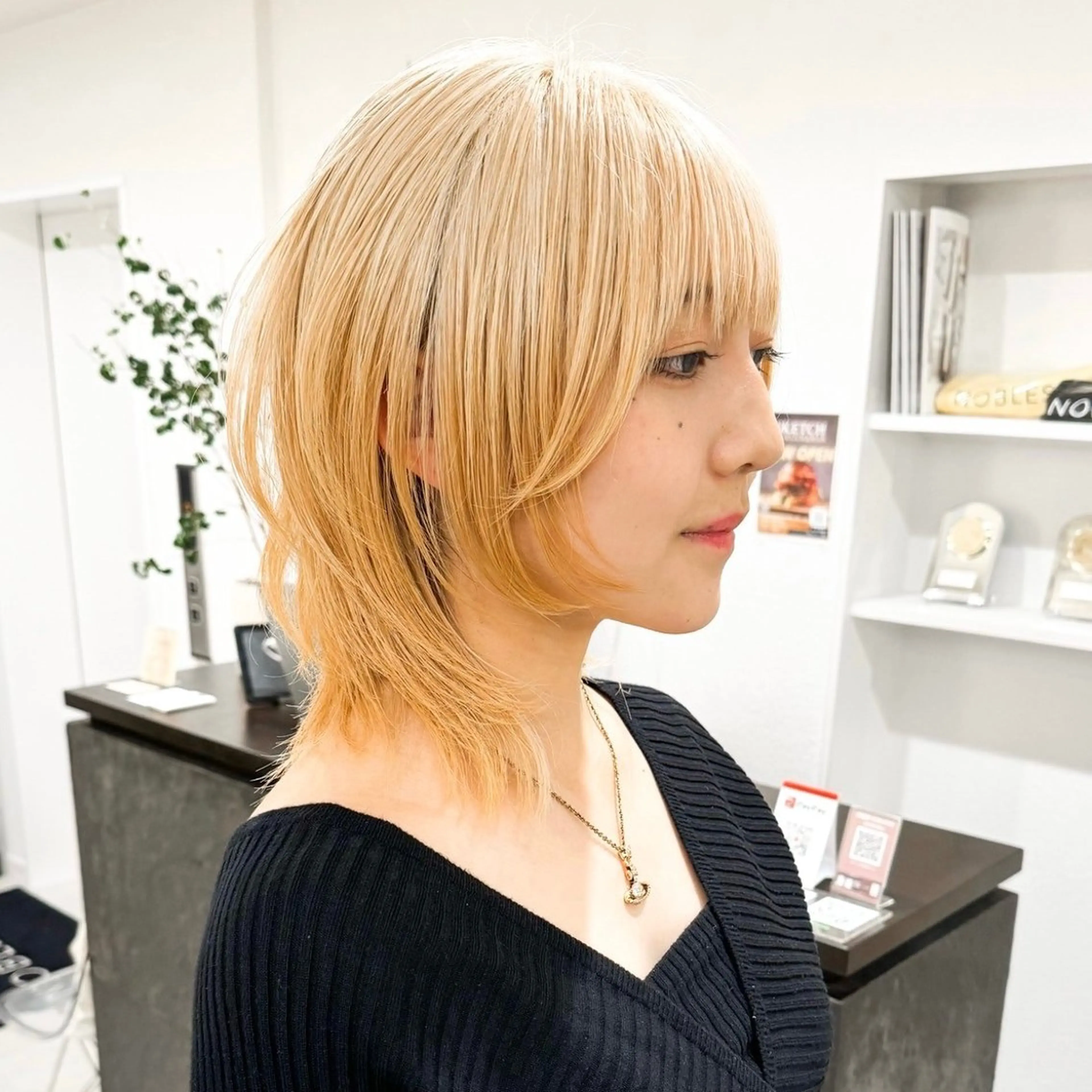 ミディアム カラー ブロンド カット ヘアカラー トリートメント ハイトーン/ウルフ/ レイヤー/Asukaのヘアスタイル