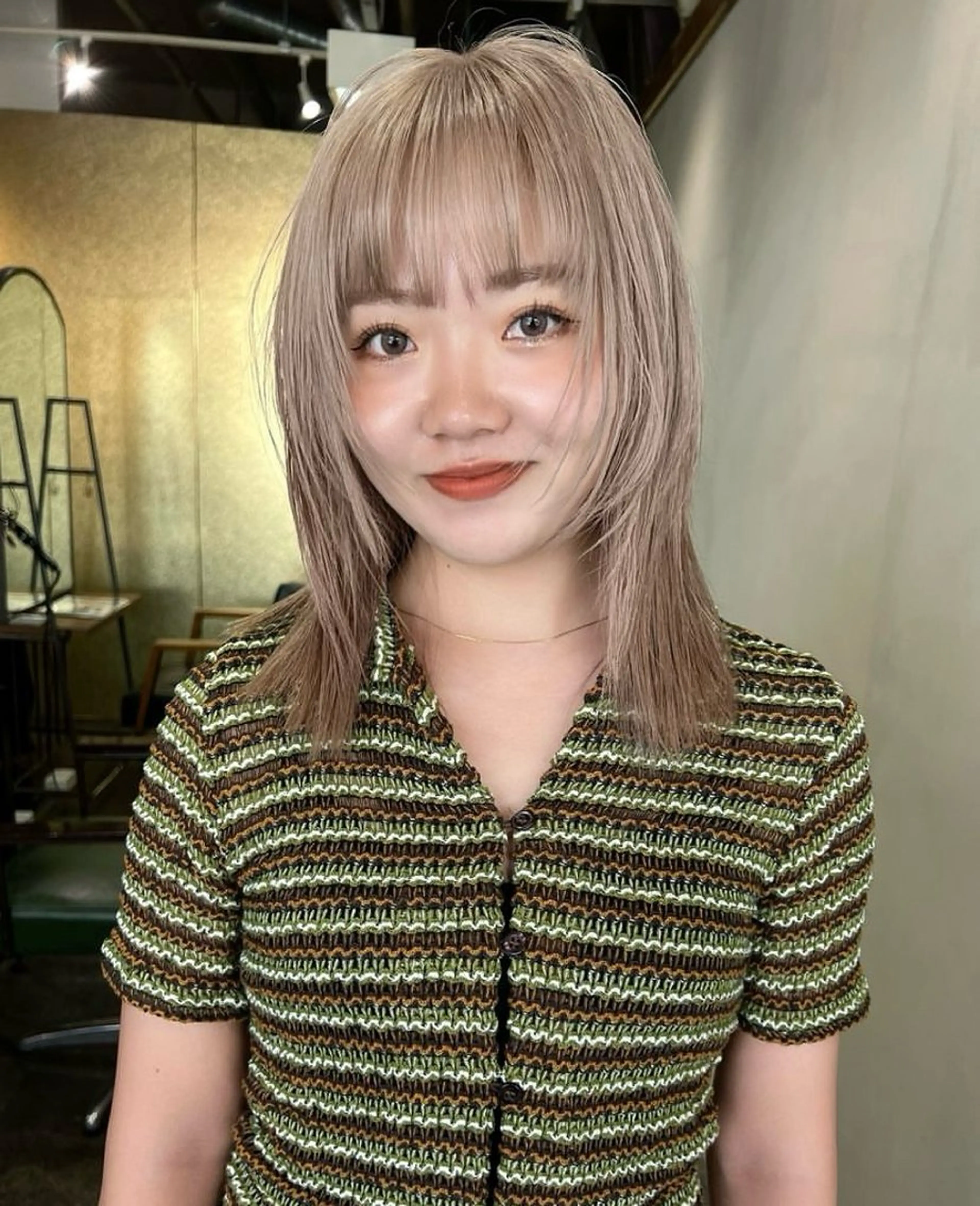 ミディアム 透明感/グレージュ/ レイヤー/ 青空のヘアスタイル