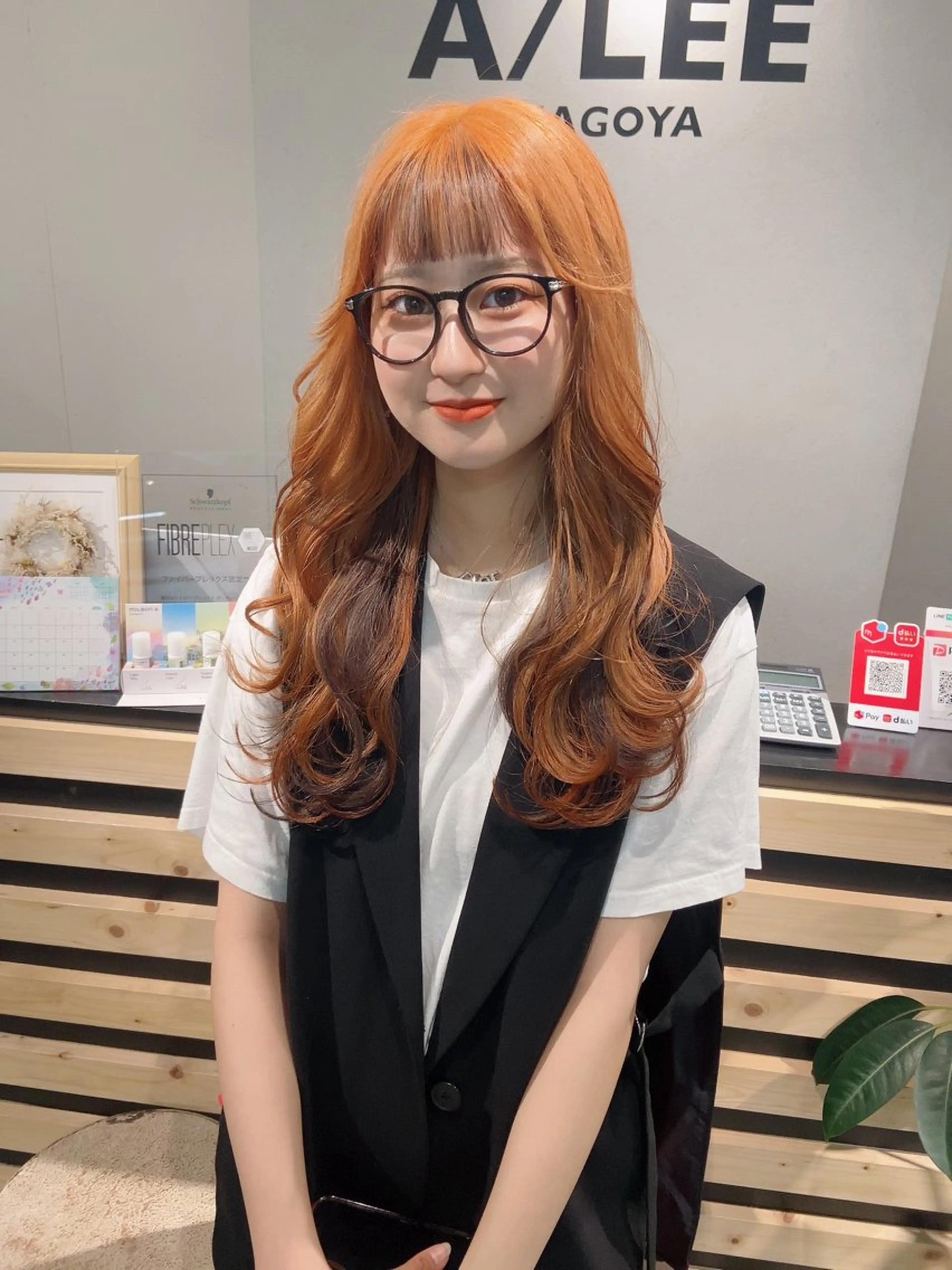 ミディアム カラー 黒髪 オレンジ ヘアカラー トリートメント AILEE所属・ウルフカット レイヤーカット上柿のヘアスタイル