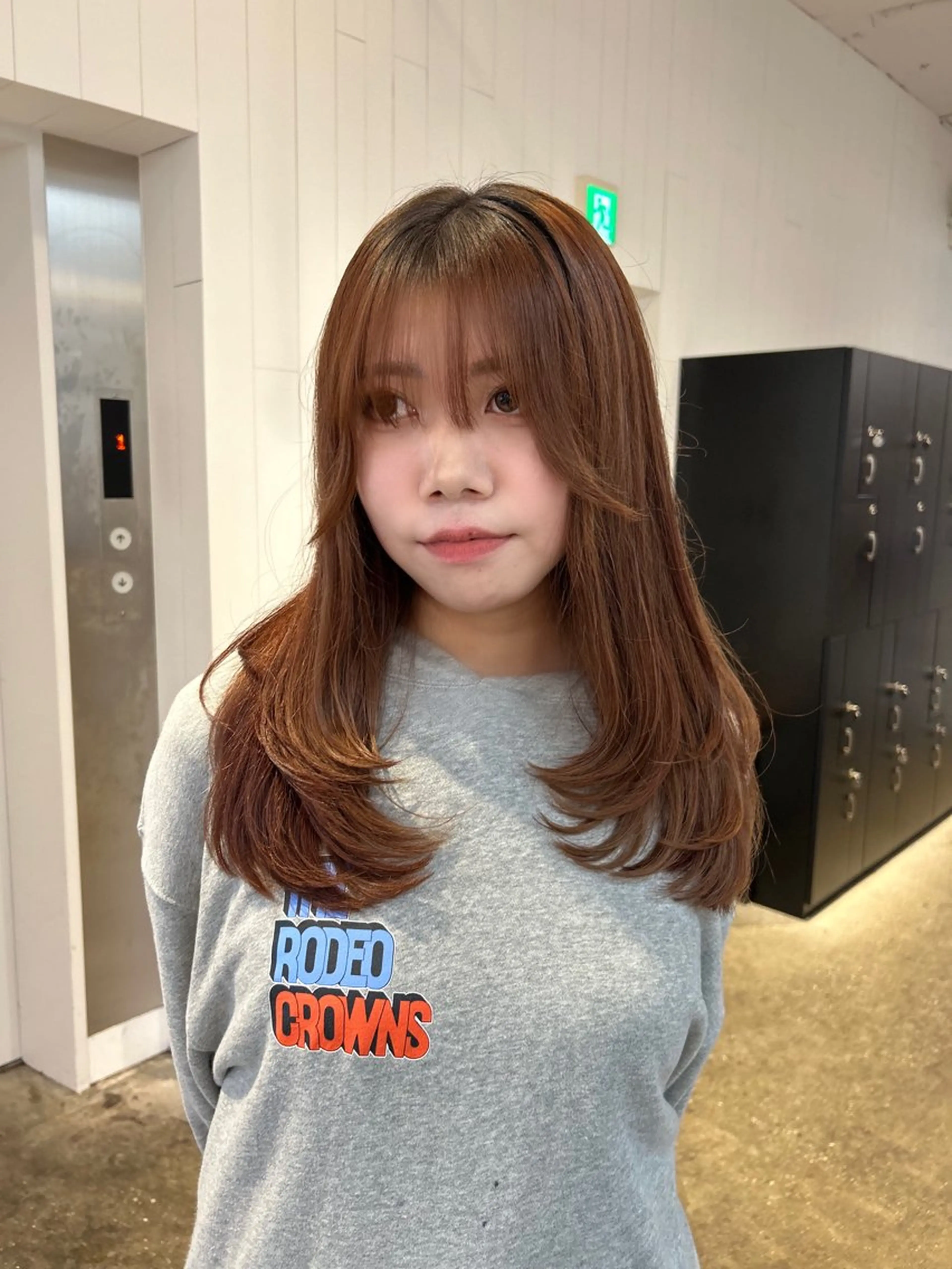 ロング レイヤーカット エミリ / オリーブカラーのヘアスタイル