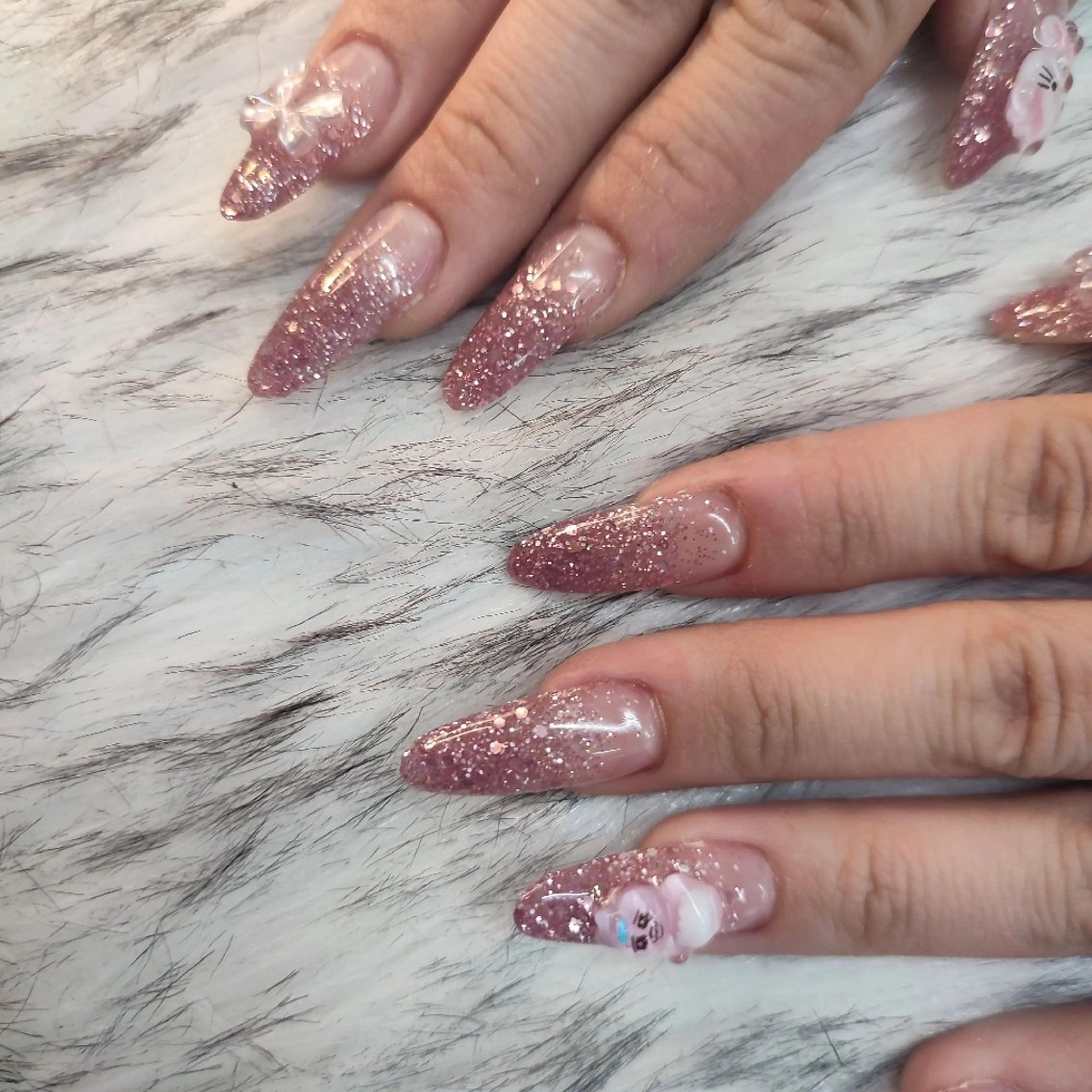 ネイル ハンドネイル RUNWAY 　　の眉毛・アイブロウイメージ