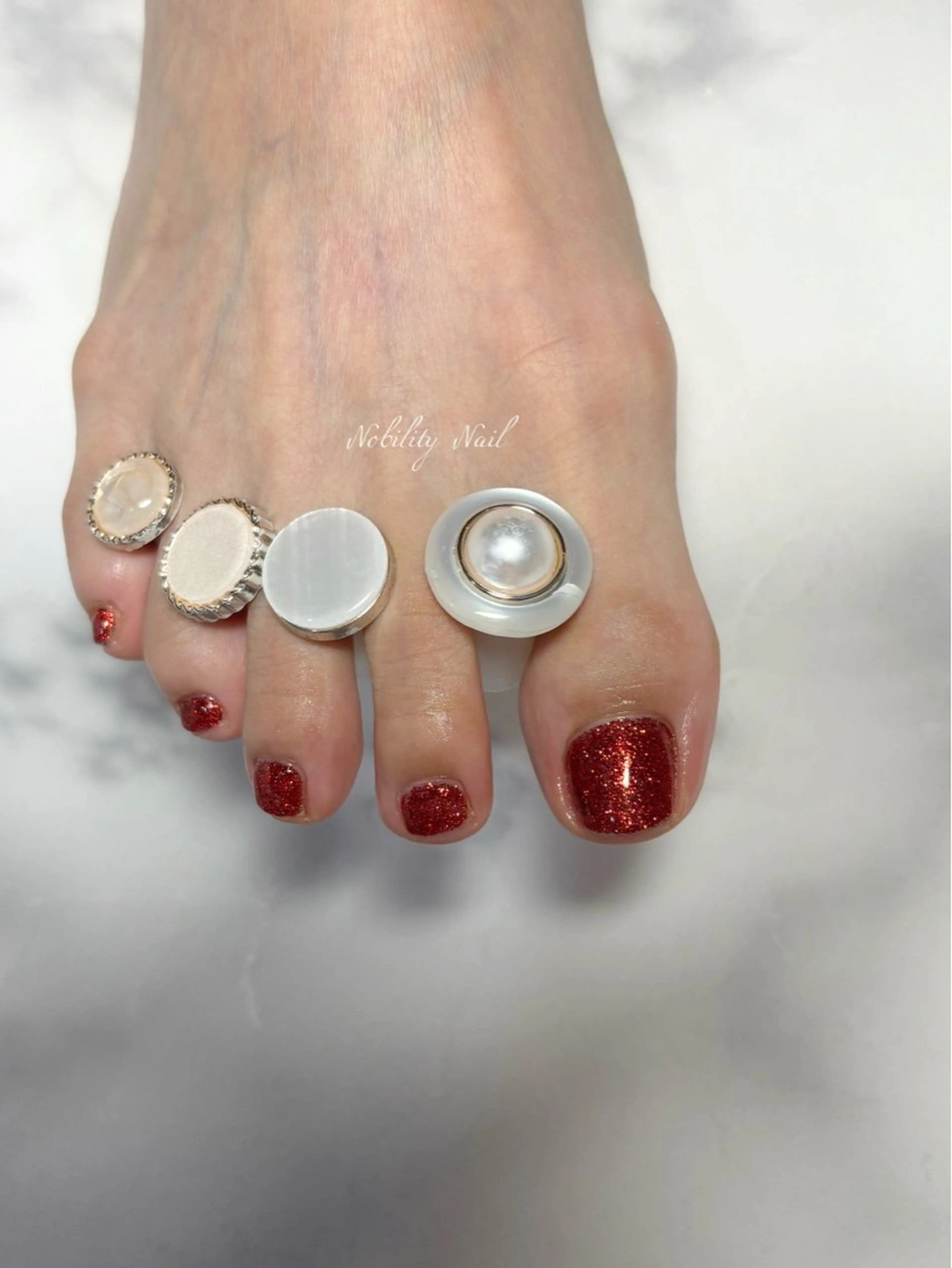 ネイル フットネイル ラメ(グリッター) 赤色 フットネイル ネイルサロンNobilityNail所属・風口 麻由子のネイルデザイン