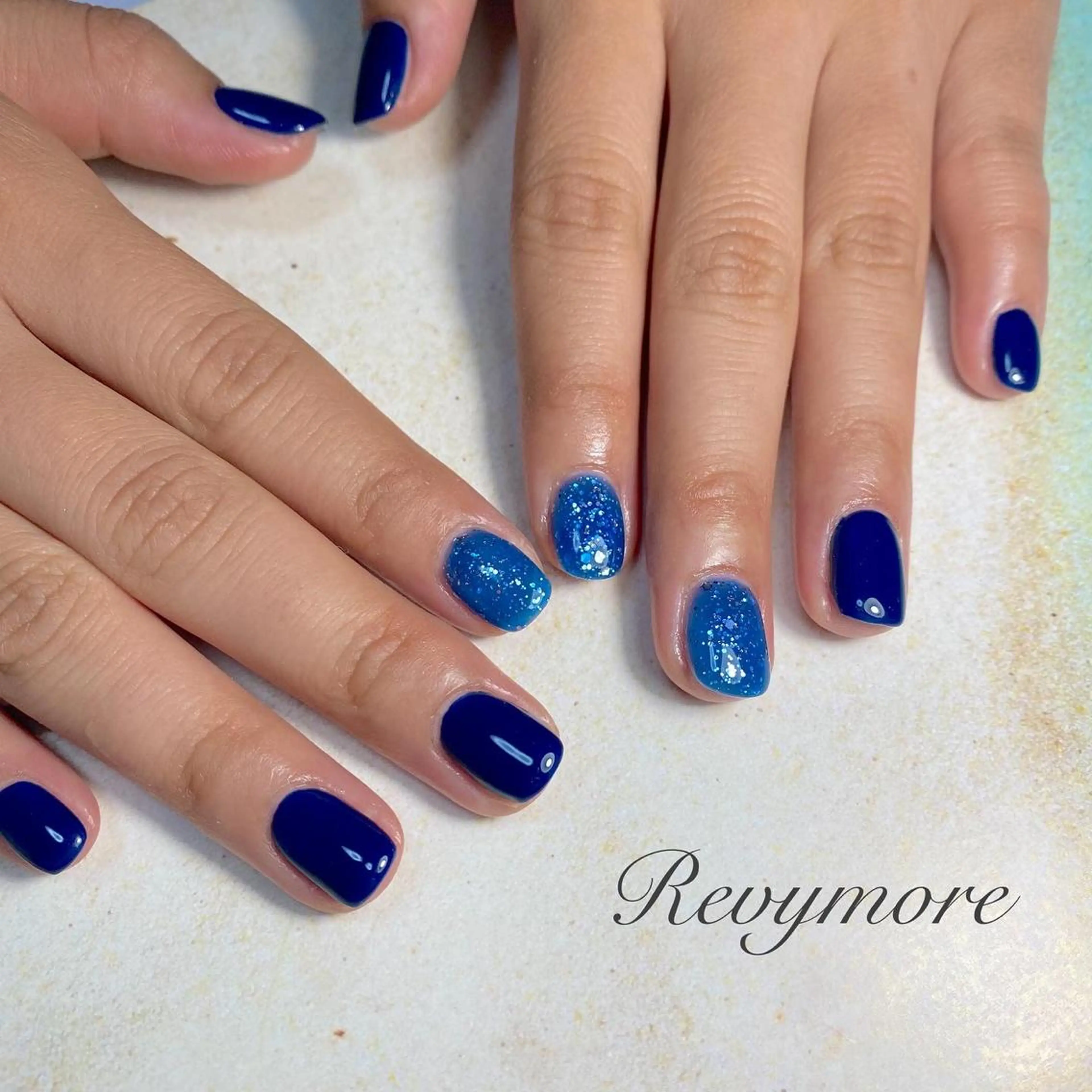 ミディアム ネイル 韓国風ヘア ブルー ジェルネイル キラキラネイル 韓国ネイル nail salon Revymore所属・nail salon Revymoreのネイルデザイン