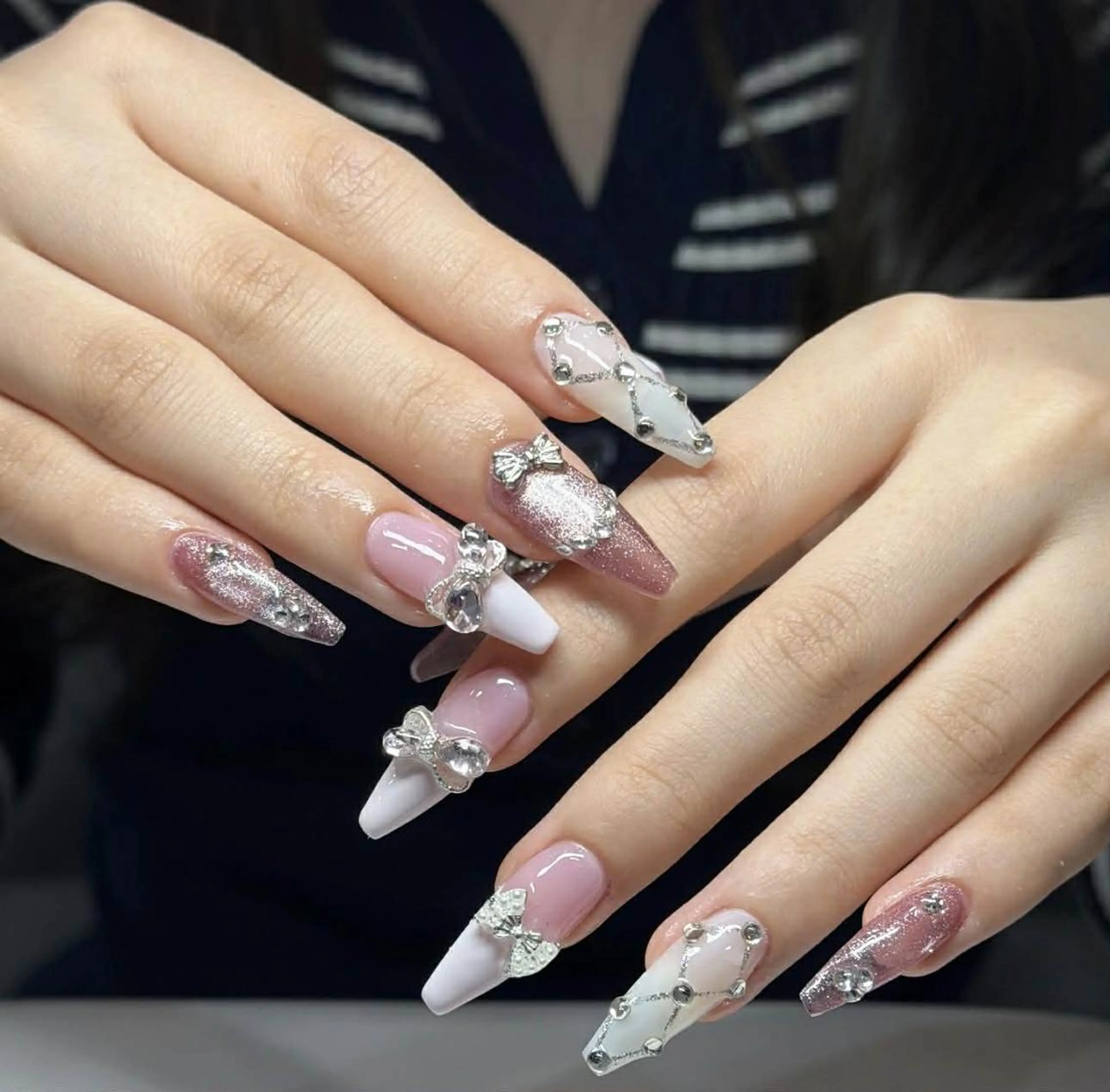 ロング カラー ベージュカラー グラデーションカラー ピンクカラー 韓国風ヘア ハンドネイル Bling Salonのネイルデザイン