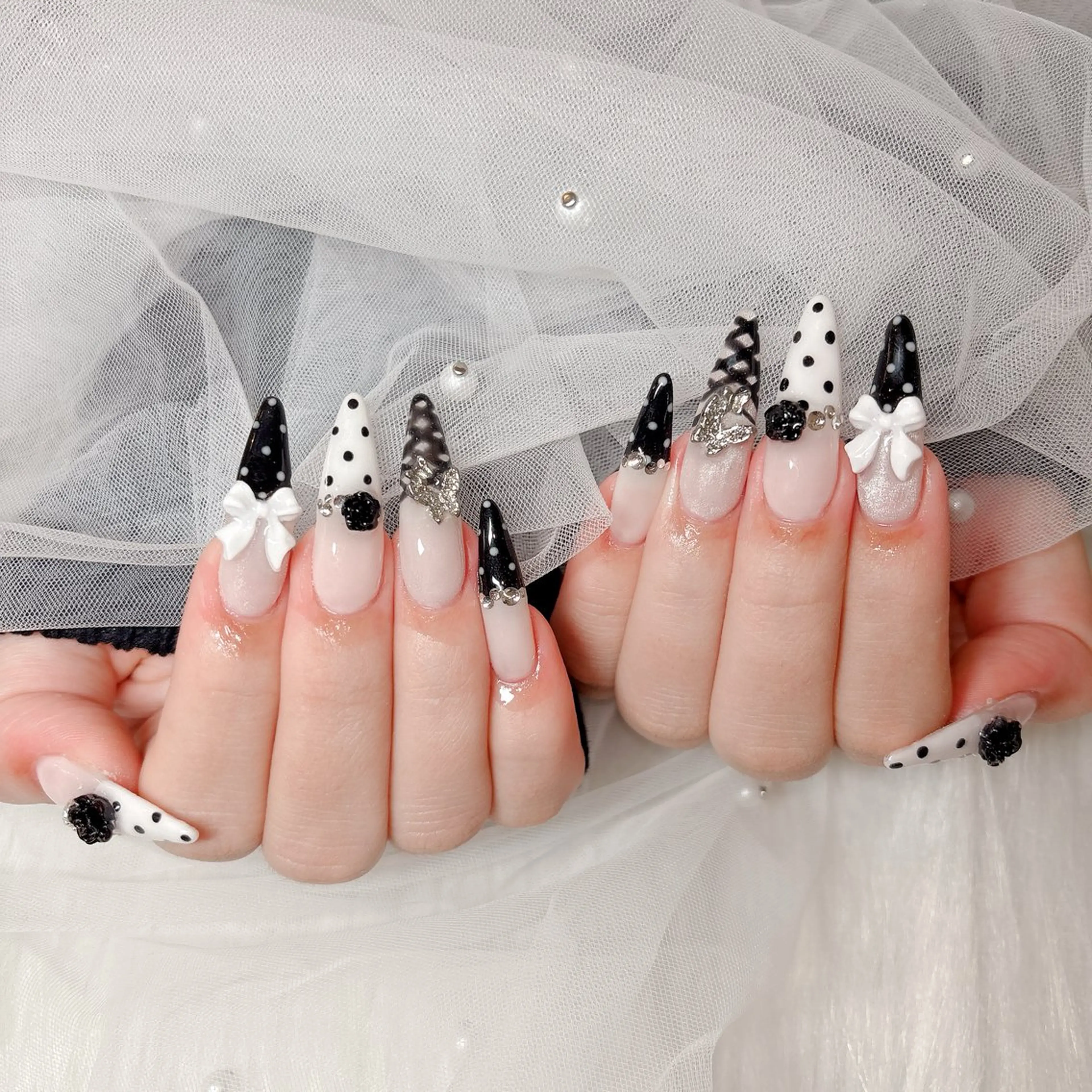 ネイル アートネイル ドット フレンチネイル ガーリー ロングネイル ハンドネイル 中野駅徒歩5分💅 ラクロレのネイルデザイン