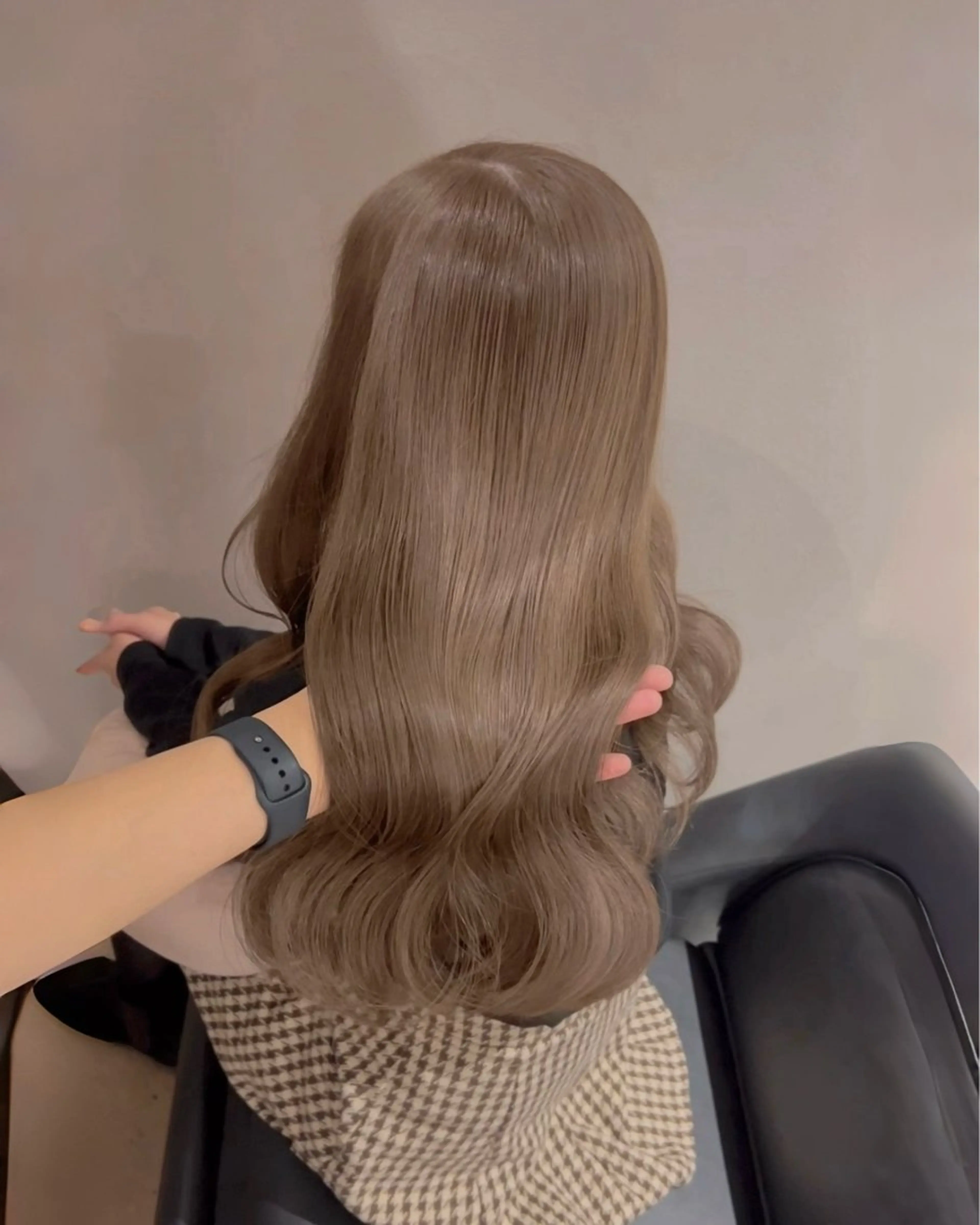 ミディアム カラー パーマ アッシュ アッシュグレー アッシュグレージュ ベージュカラー ブリーチ カット ヘアカラー トリートメント ブリーチなし/ ベージュ/akiraのヘアスタイル