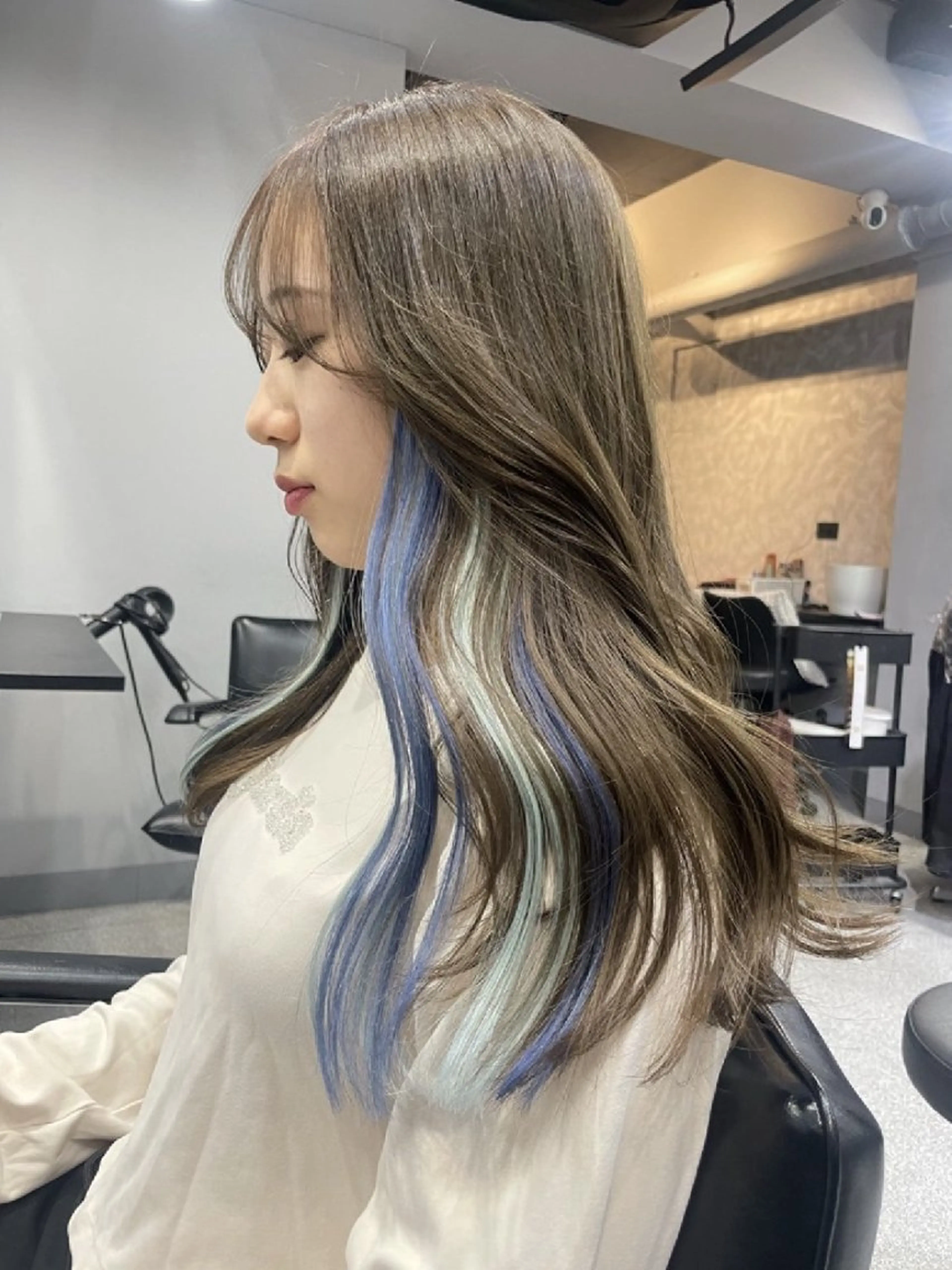 ミディアム キリカ新宿所属・ブリーチ/ エクステ/レイヤーのヘアスタイル