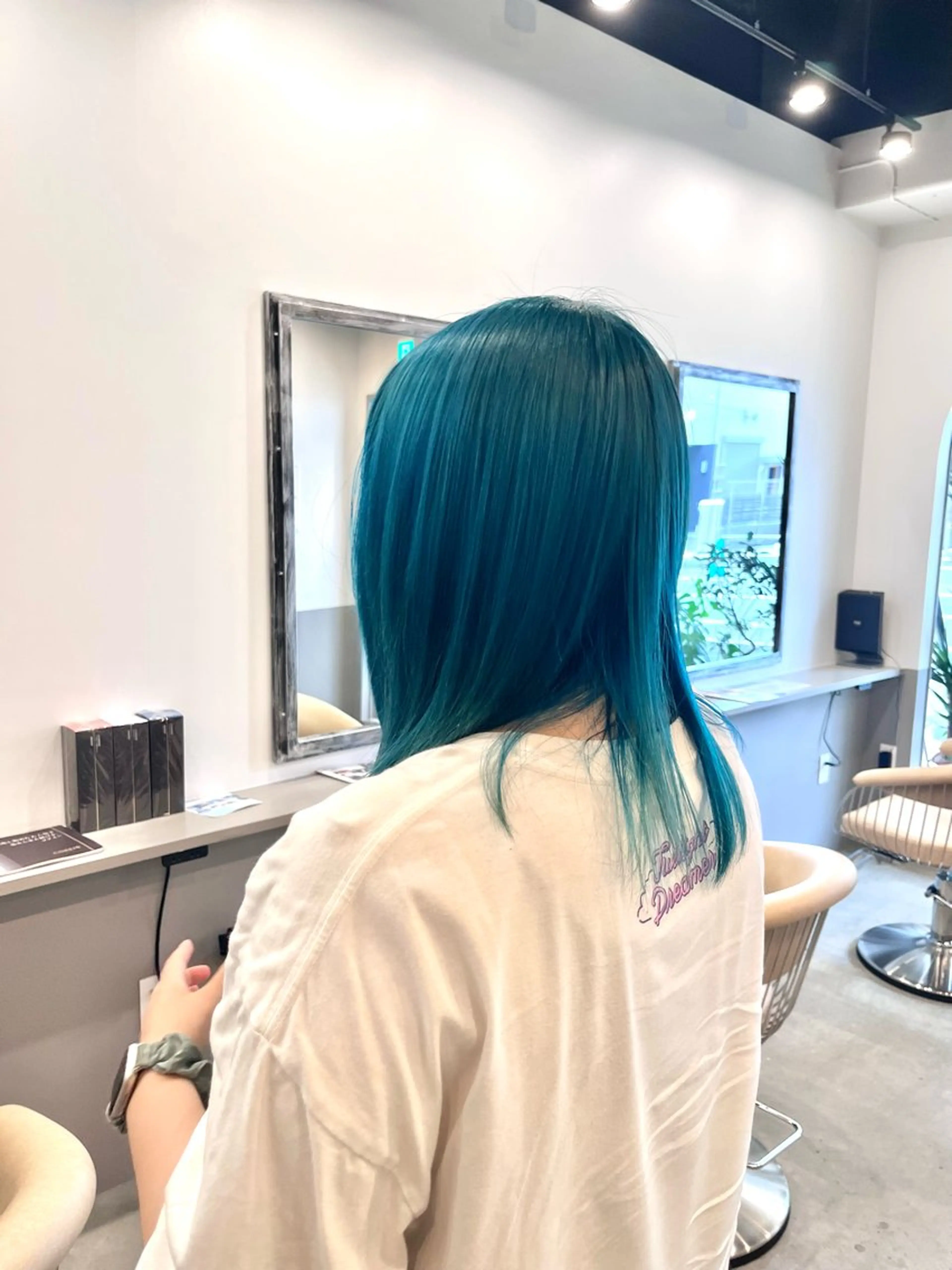 セミロング カラー ブリーチ ブルーカラー ヘアカラー dogstar小林諒 レイヤー/パーマのヘアスタイル