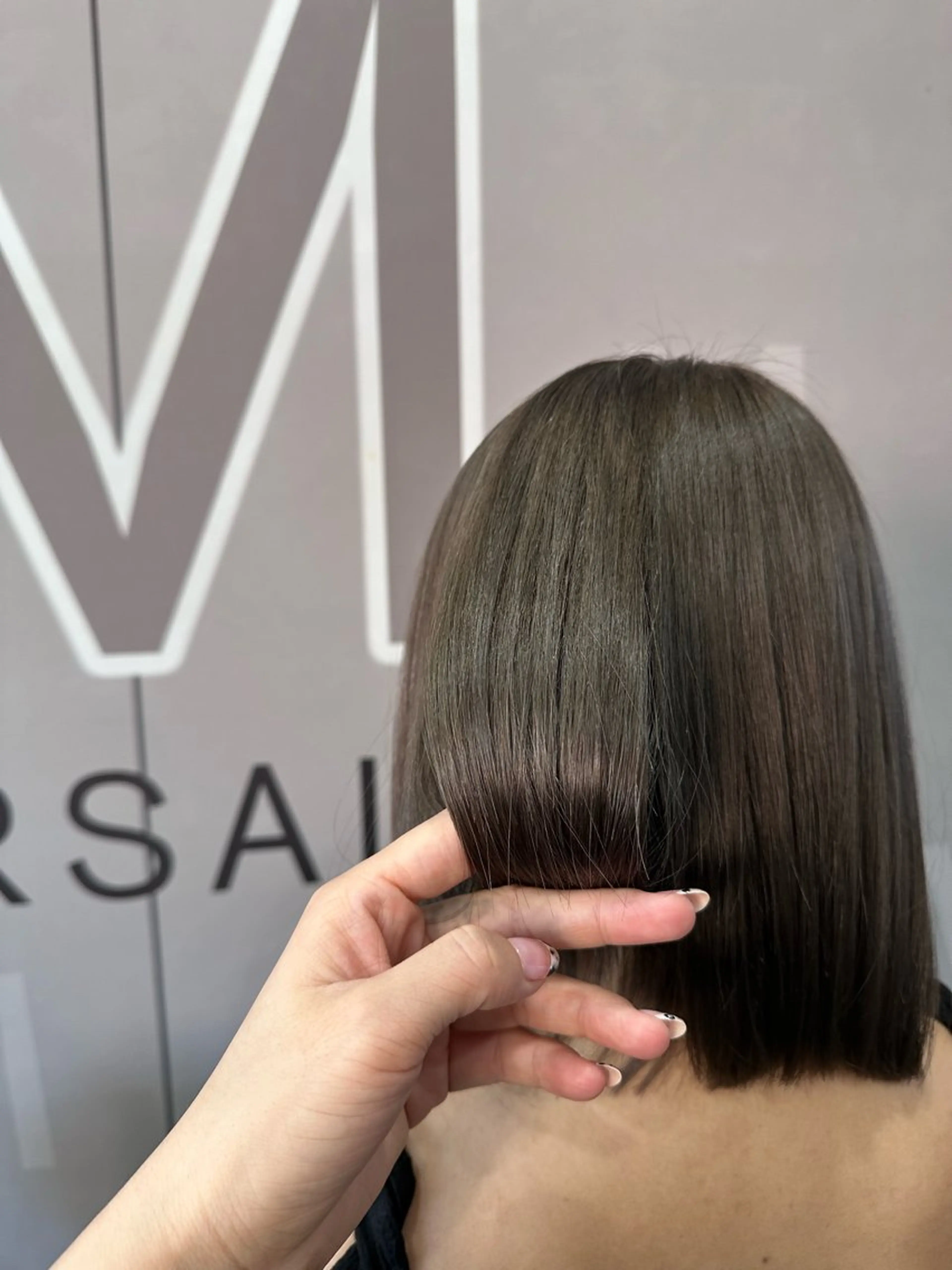 毛先カット+うるツヤ縮毛矯正＋髪質改善トリートメントの写真