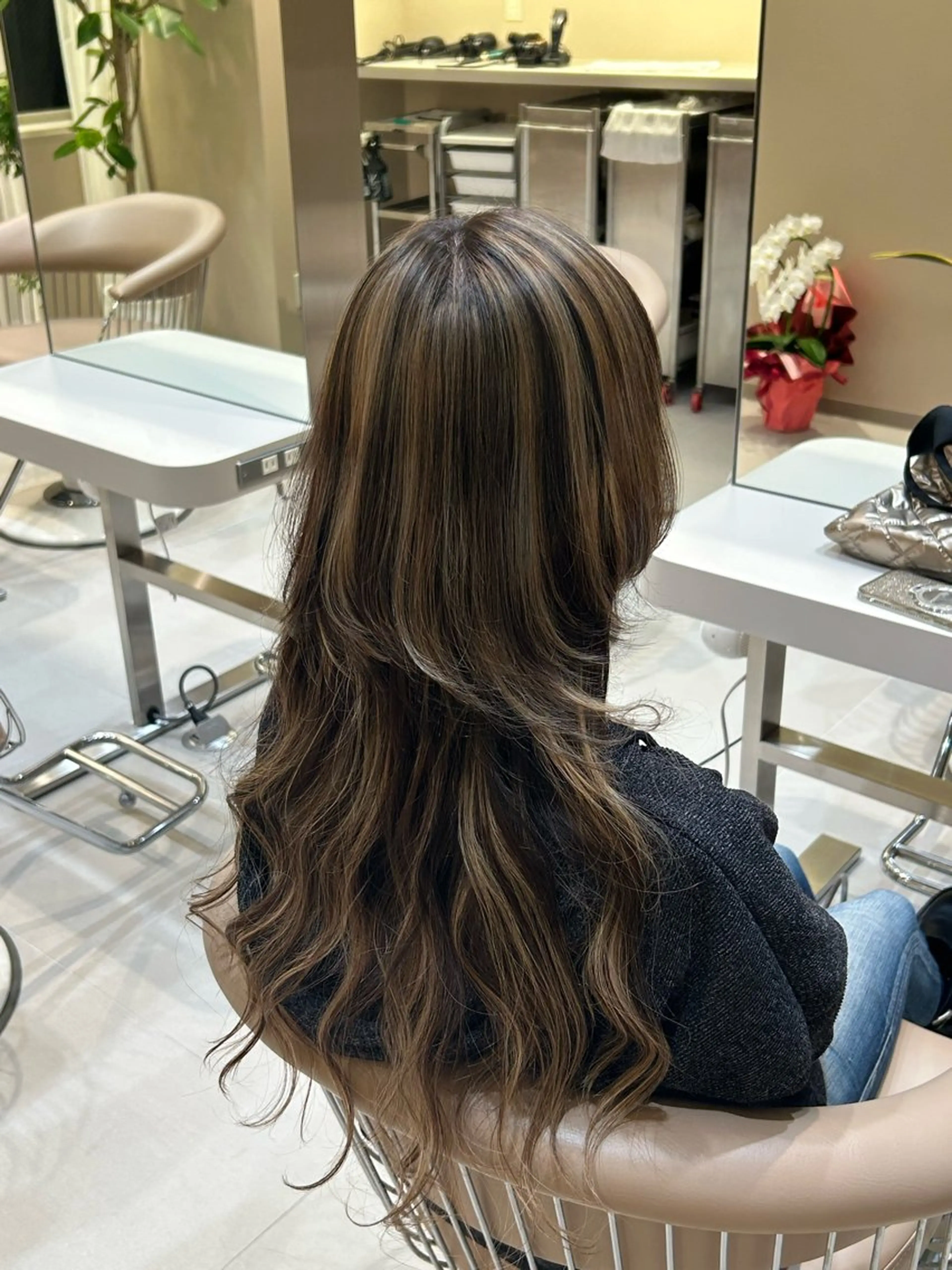 【デザインカラー🍬】ダメージ最小限でイメージを変えたい方、白髪ぼかしでハイライトを入れたい方にオススメ！の写真