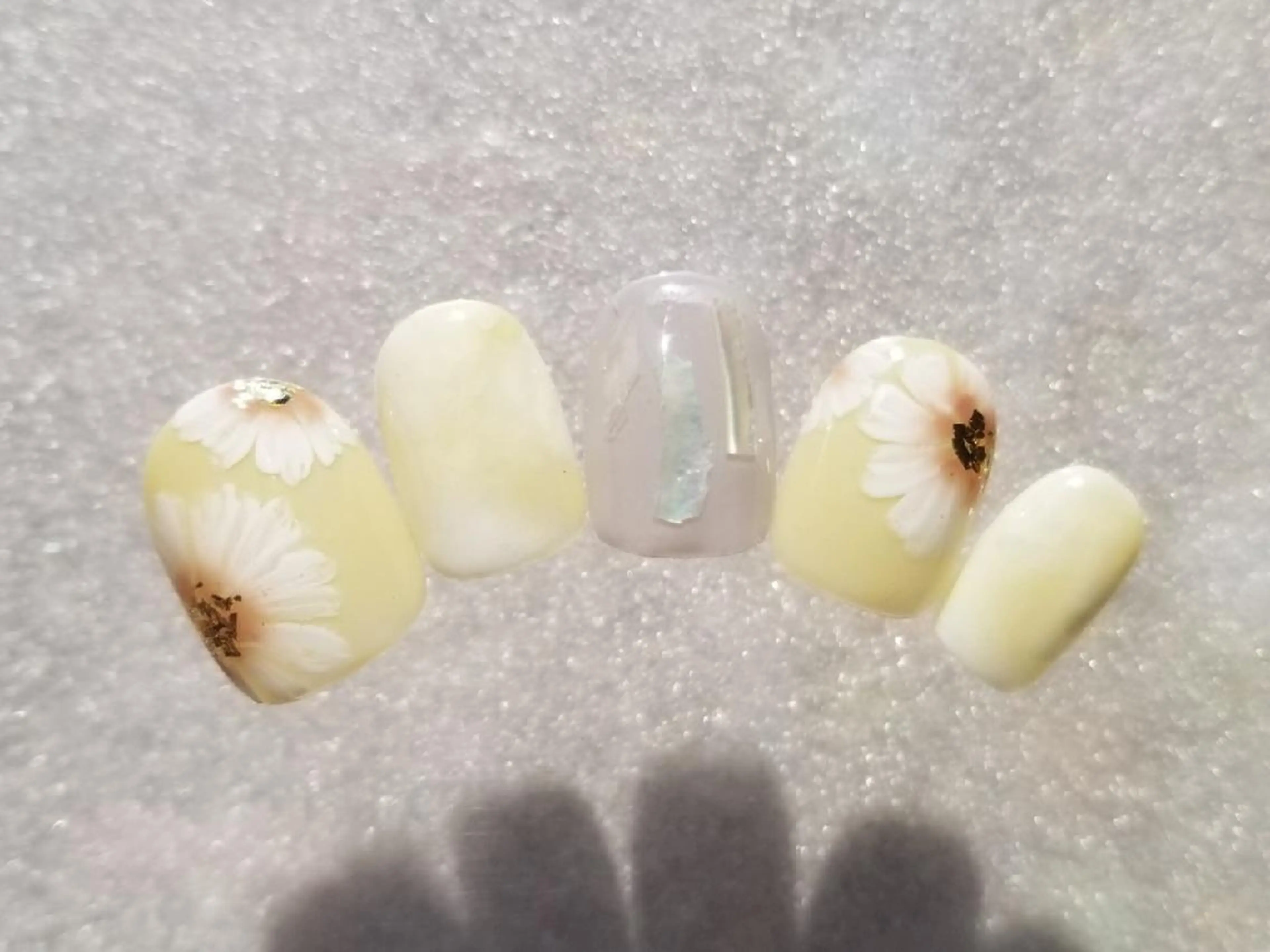 ショート ネイル イエローカラー アートネイル ジェルネイル オフィスネイル 黄色 吉祥寺🌟 ネイルフロンティアのネイルデザイン