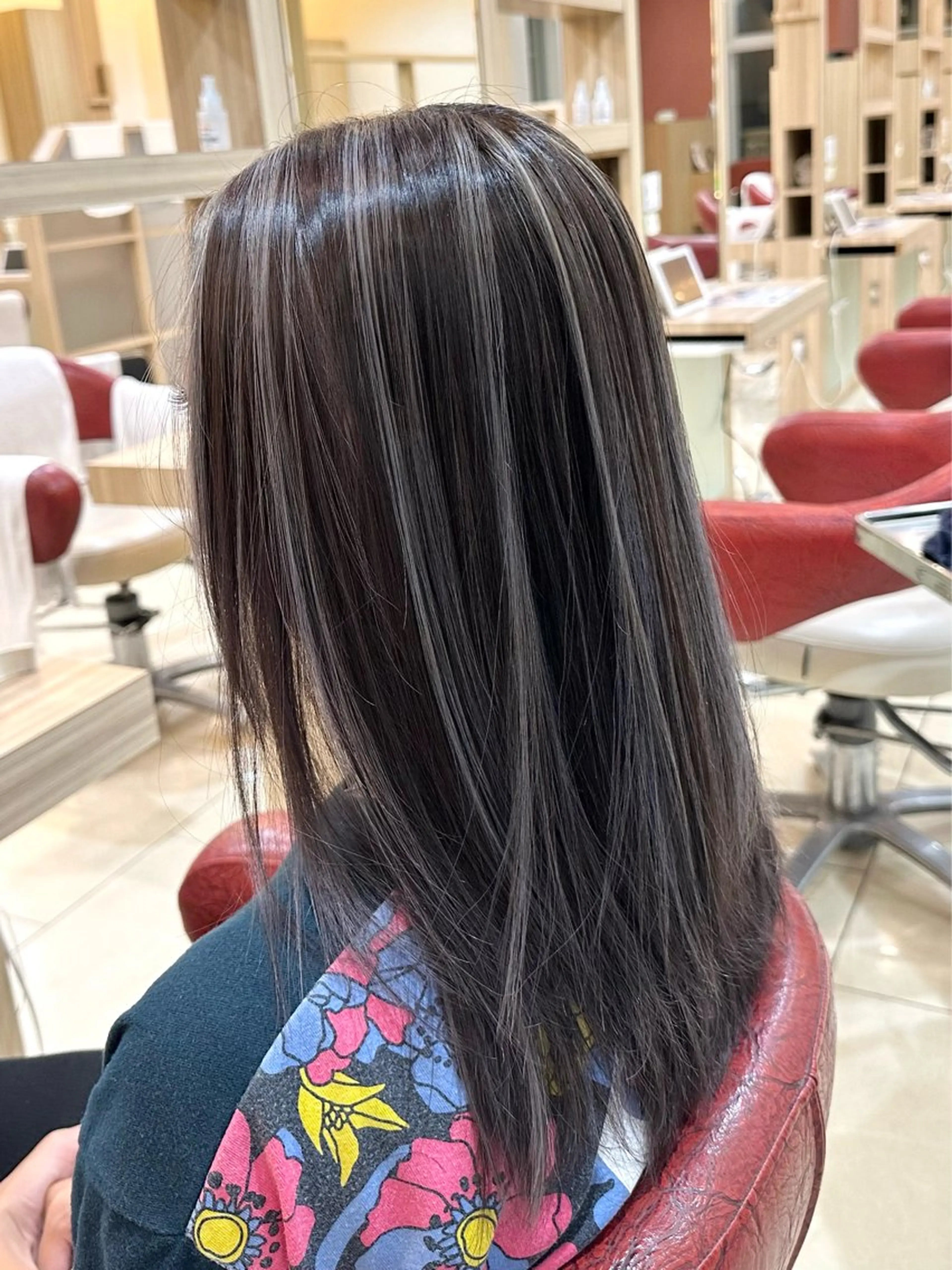 セミロング カラー プログレス小平小川所属・フェザー/波巻き 雫石大夢のヘアスタイル