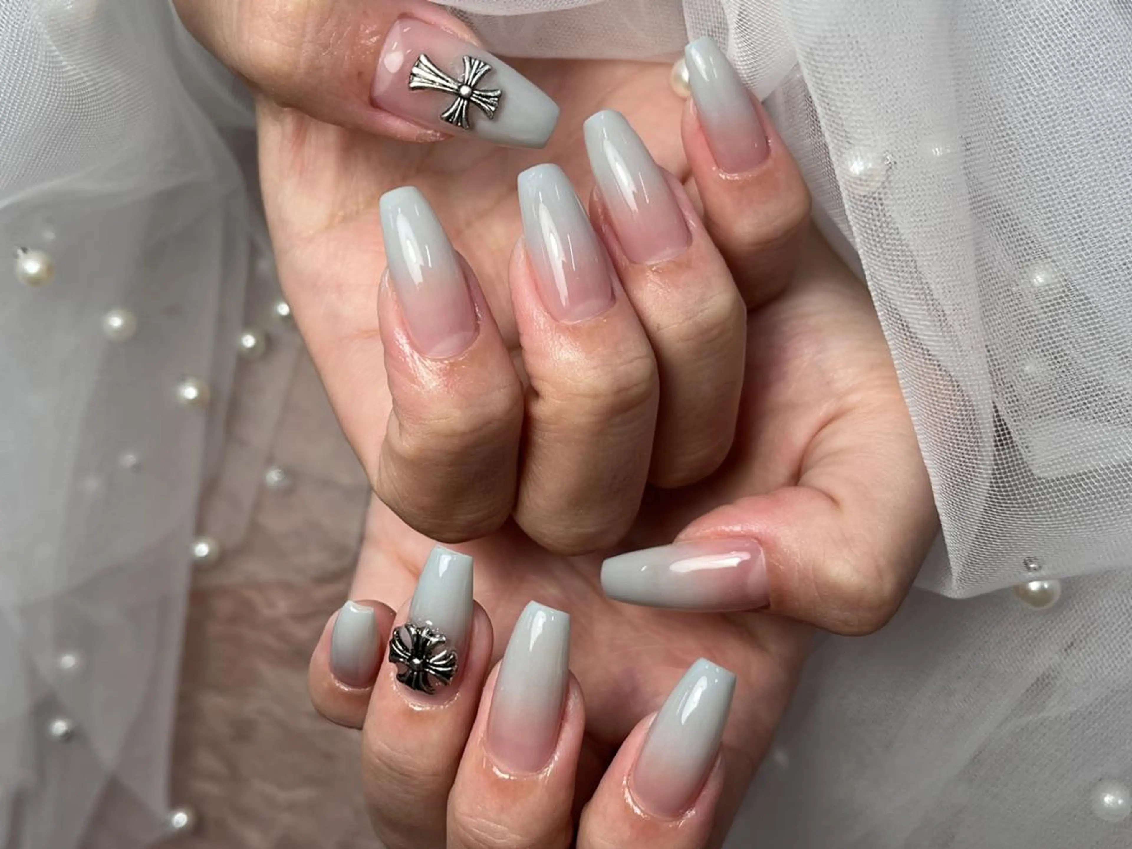 ネイル グラデーション シルバー シンプルネイル ハンドネイル ハンドケア ToliyDeliy Nail Salonのネイルデザイン