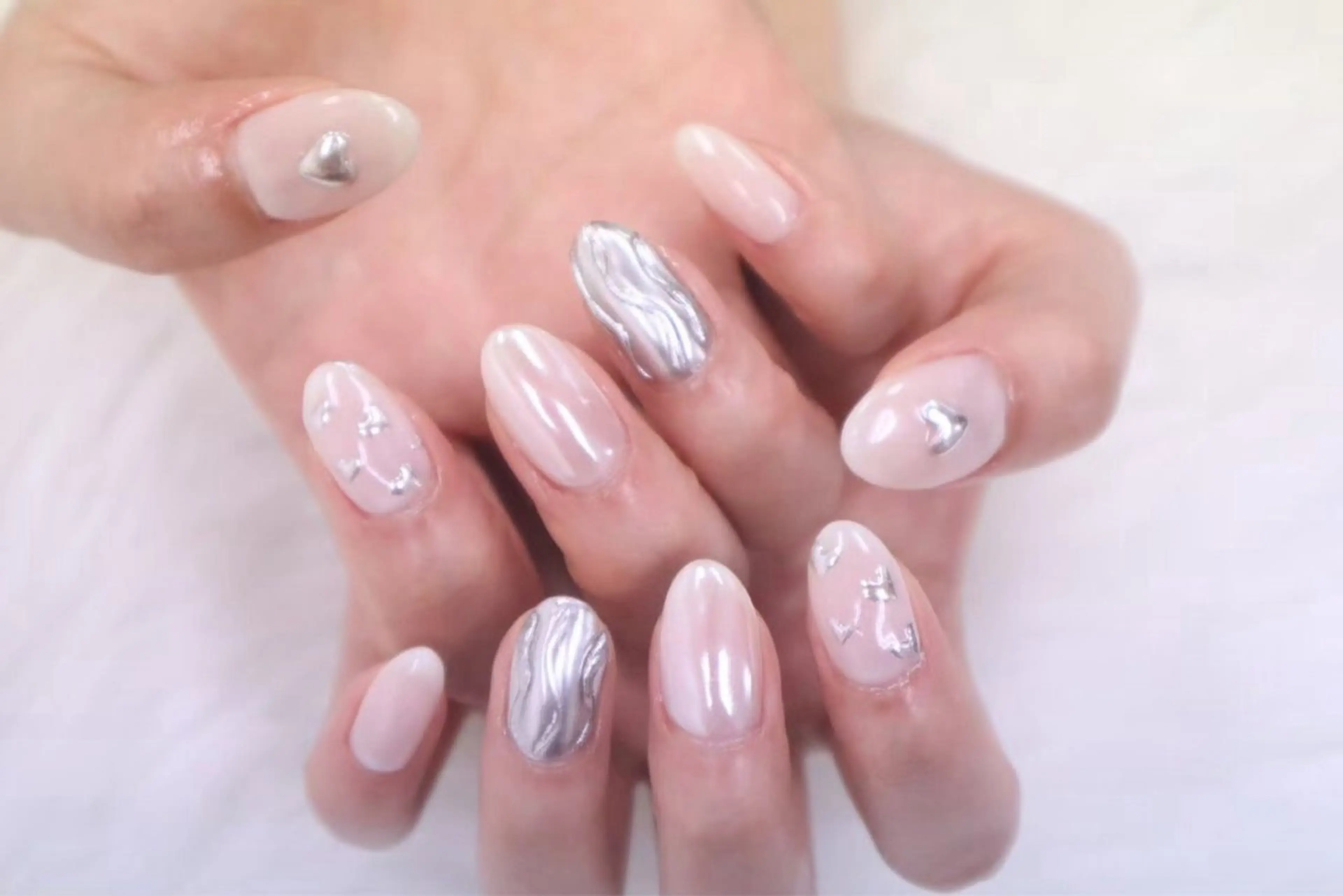 ネイル オーロラネイル ミラーネイル ホワイト カラーズビューティサロン所属・ツノスエアヤカ ／つののネイルデザイン
