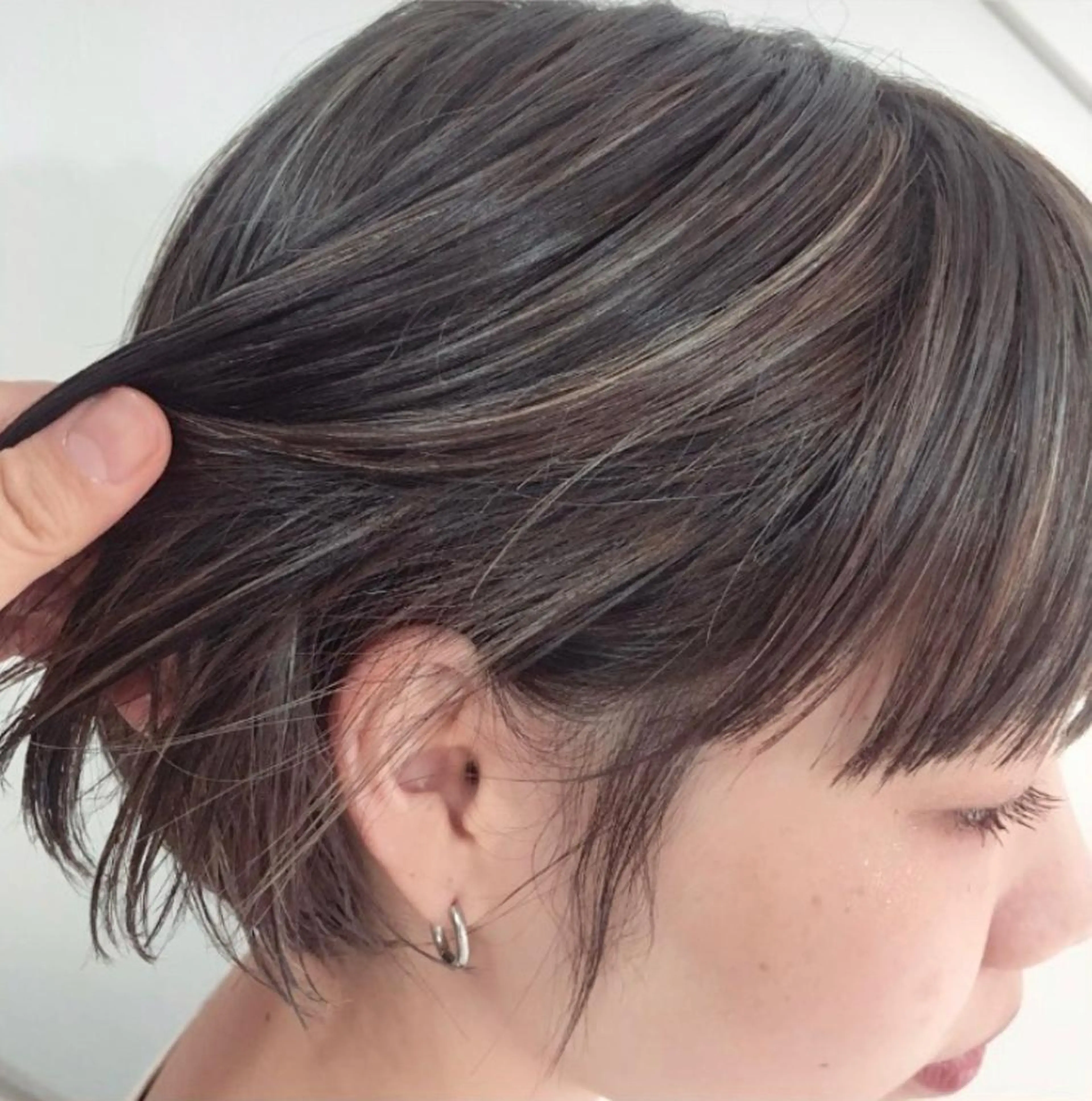 ショート カラー ダークグレー ハイライトカラー インナーカラー ハイライト friity所属・🕊️ HONOKAのヘアスタイル