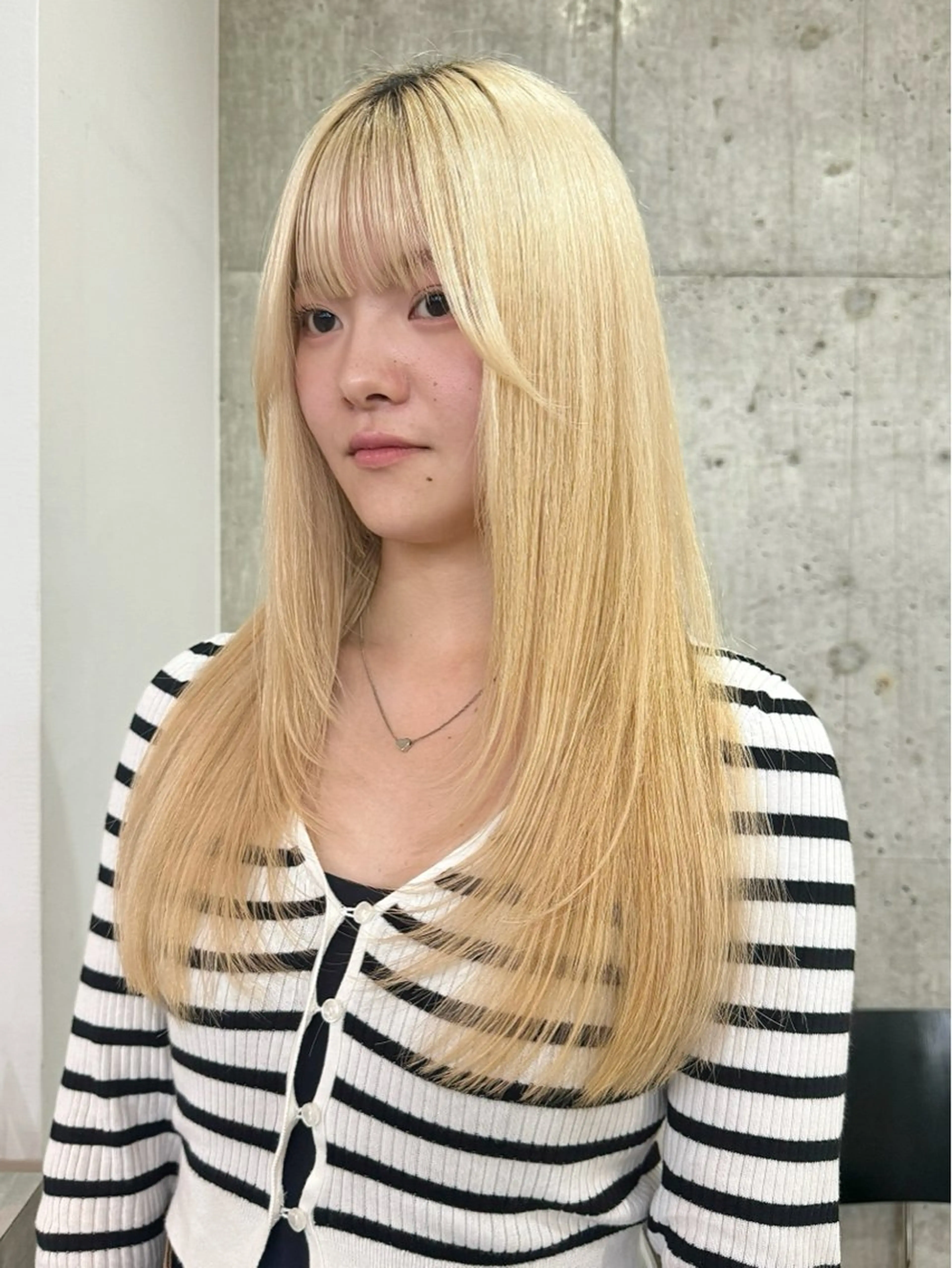 ロング レイヤーカット 切りっぱなしボブ/ ブリーチカラー/大塚のヘアスタイル