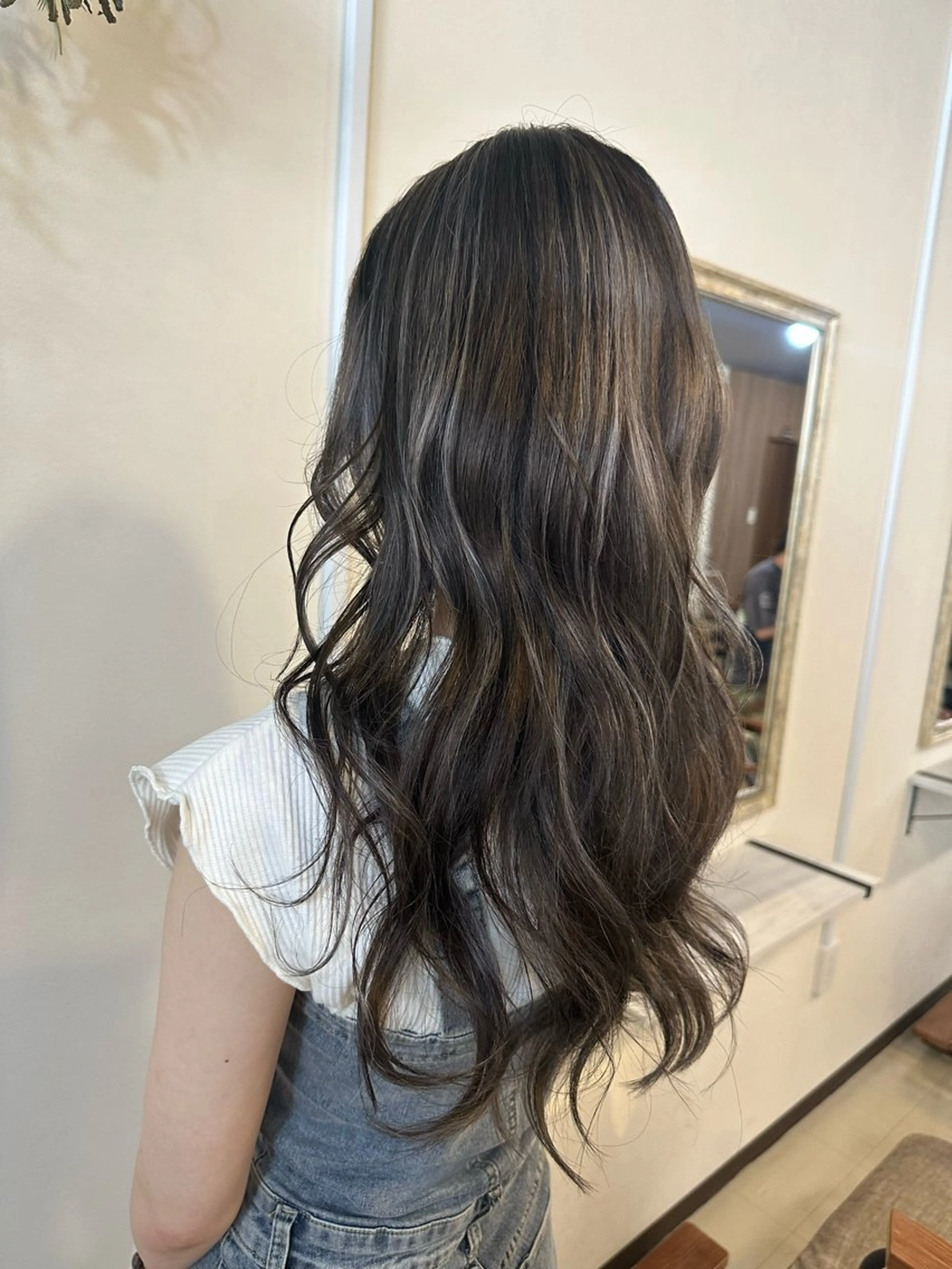 ロング カラー グレージュ ハイライトカラー メッシュ シルバー ハイライト Sherry/R 三川町　木村祐里奈のヘアスタイル