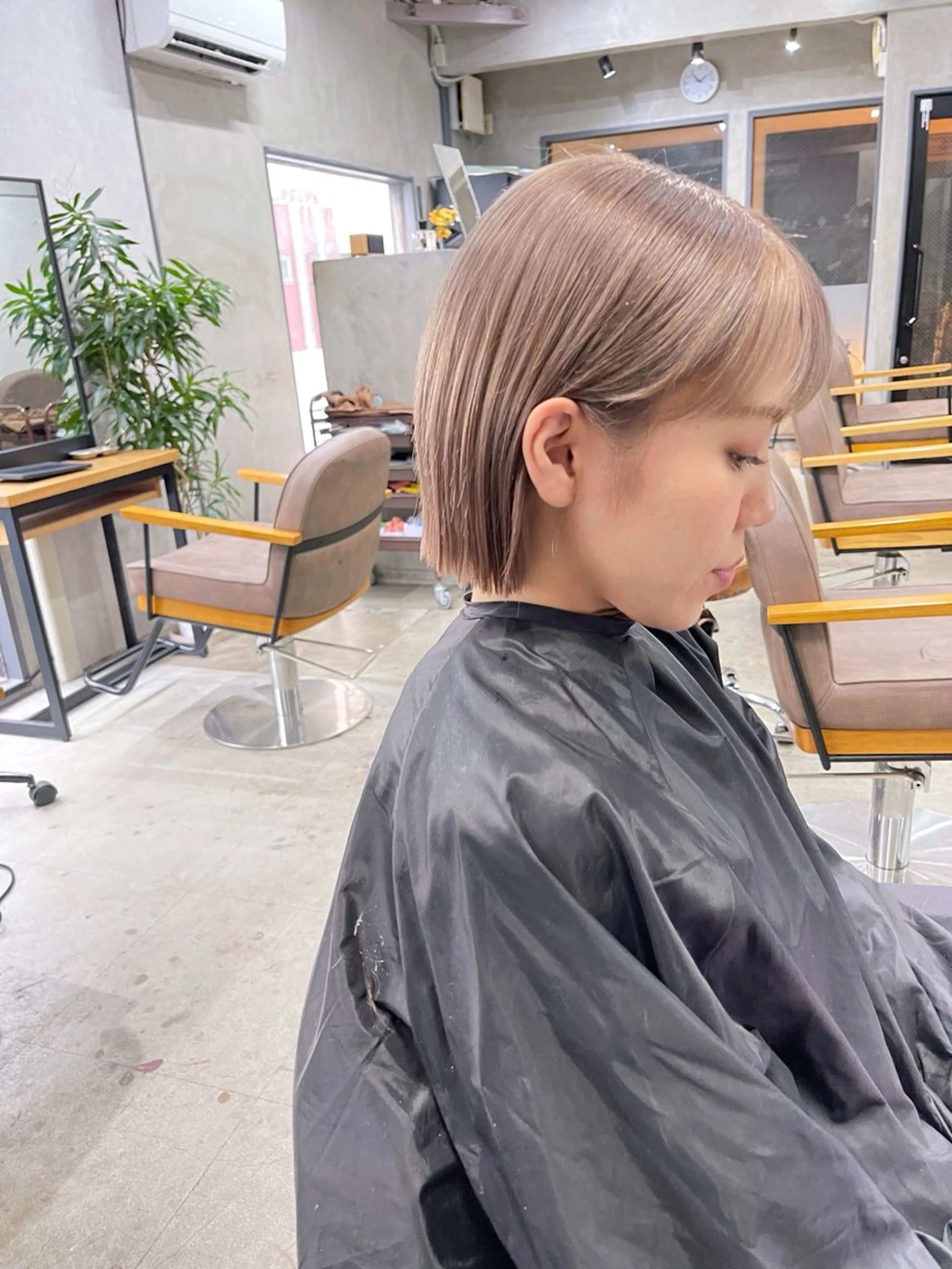 ミディアム カラー 切りっぱなしボブ ベージュカラー ミルクティーベージュ ボブ AiM 大名　似合わせカットのヘアスタイル