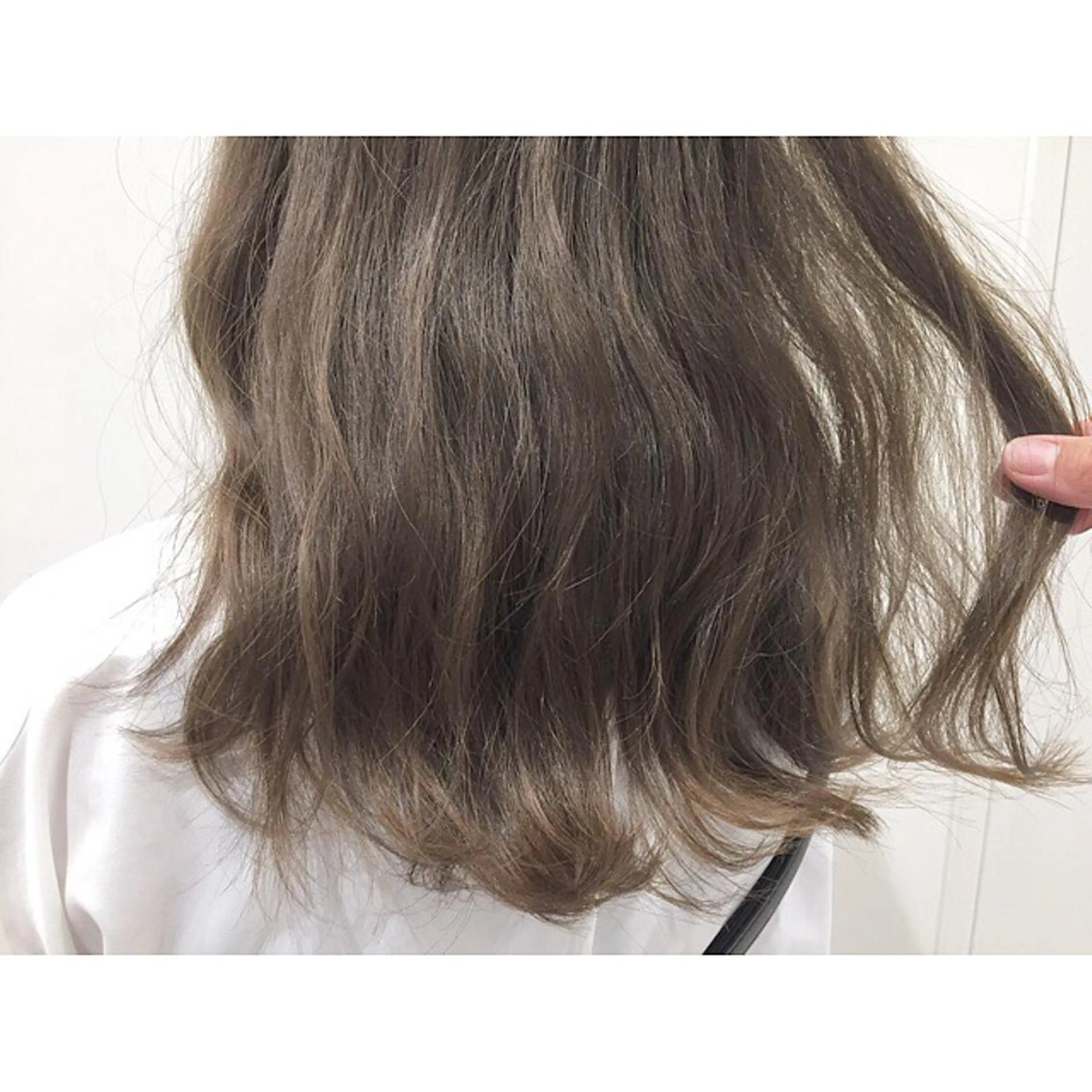 セミロング カラー ベージュカラー フォギーベージュ ヘアカラー トリートメント 透明感♡︎♡︎ 佐々木早苗のヘアスタイル