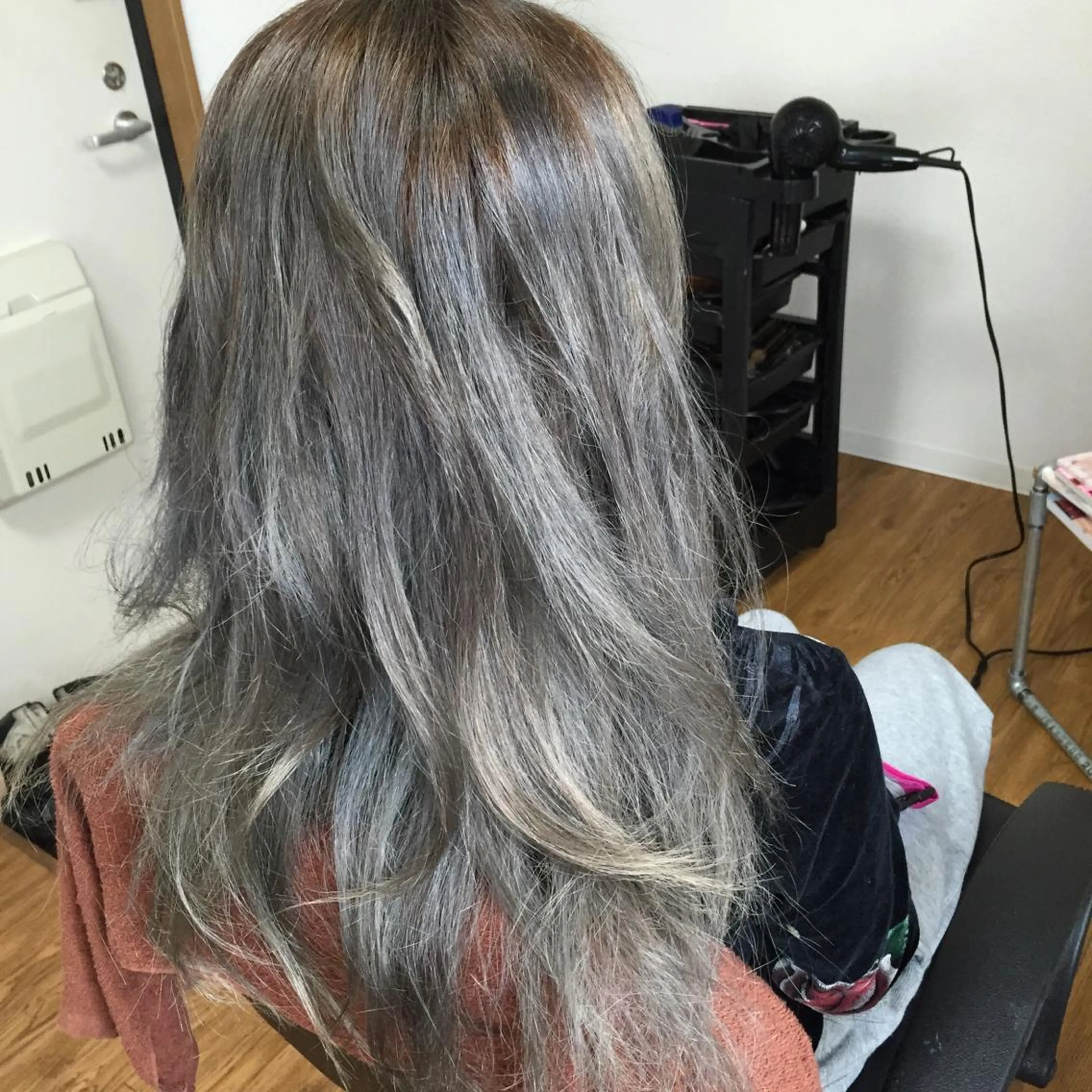 ロング カラー バレイヤージュ ブリーチ レイヤーカット じょん 。のヘアスタイル