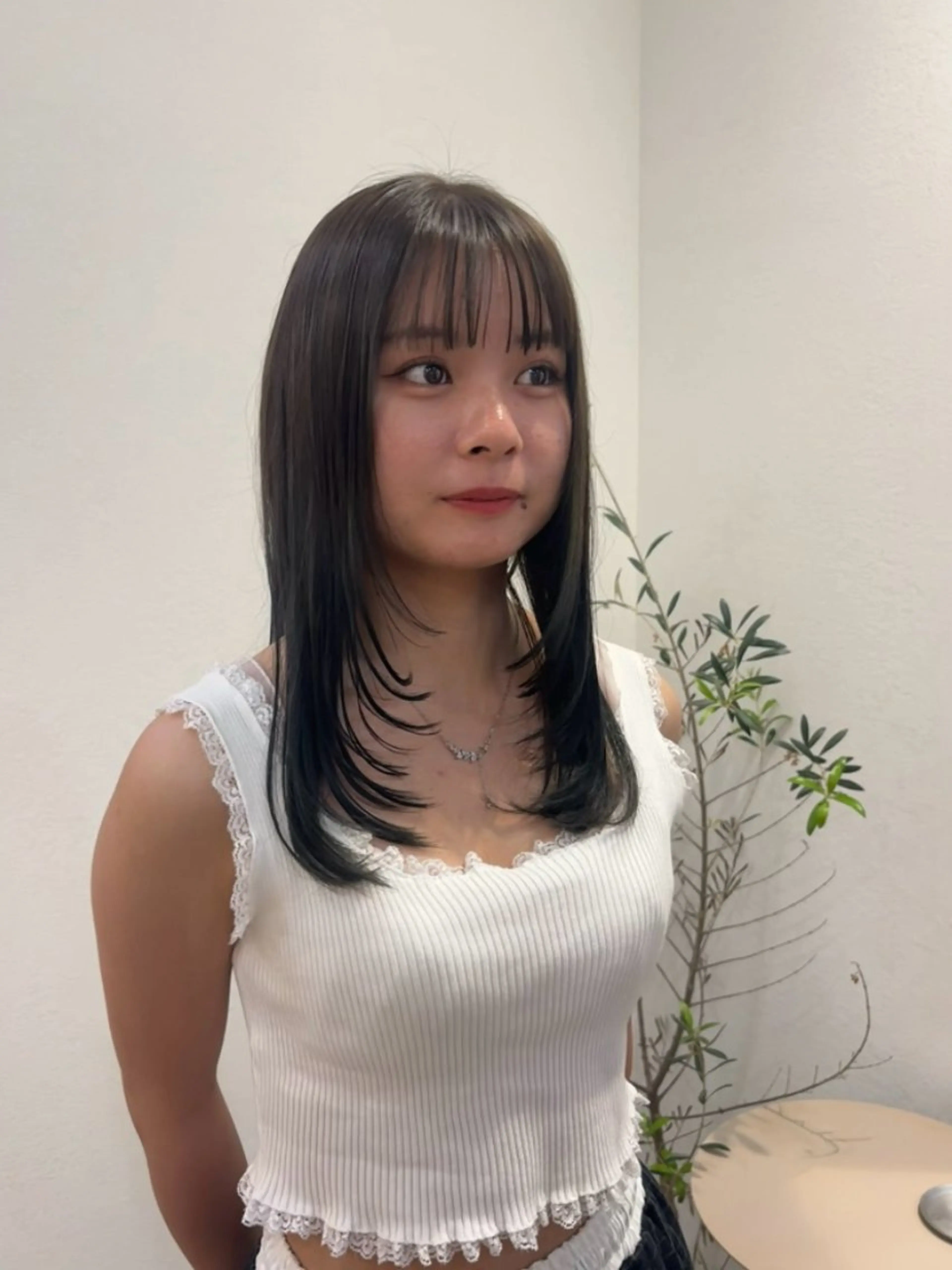 セミロング カラー カット トリートメント anna/ラフパーマ /くすみベージュのヘアスタイル