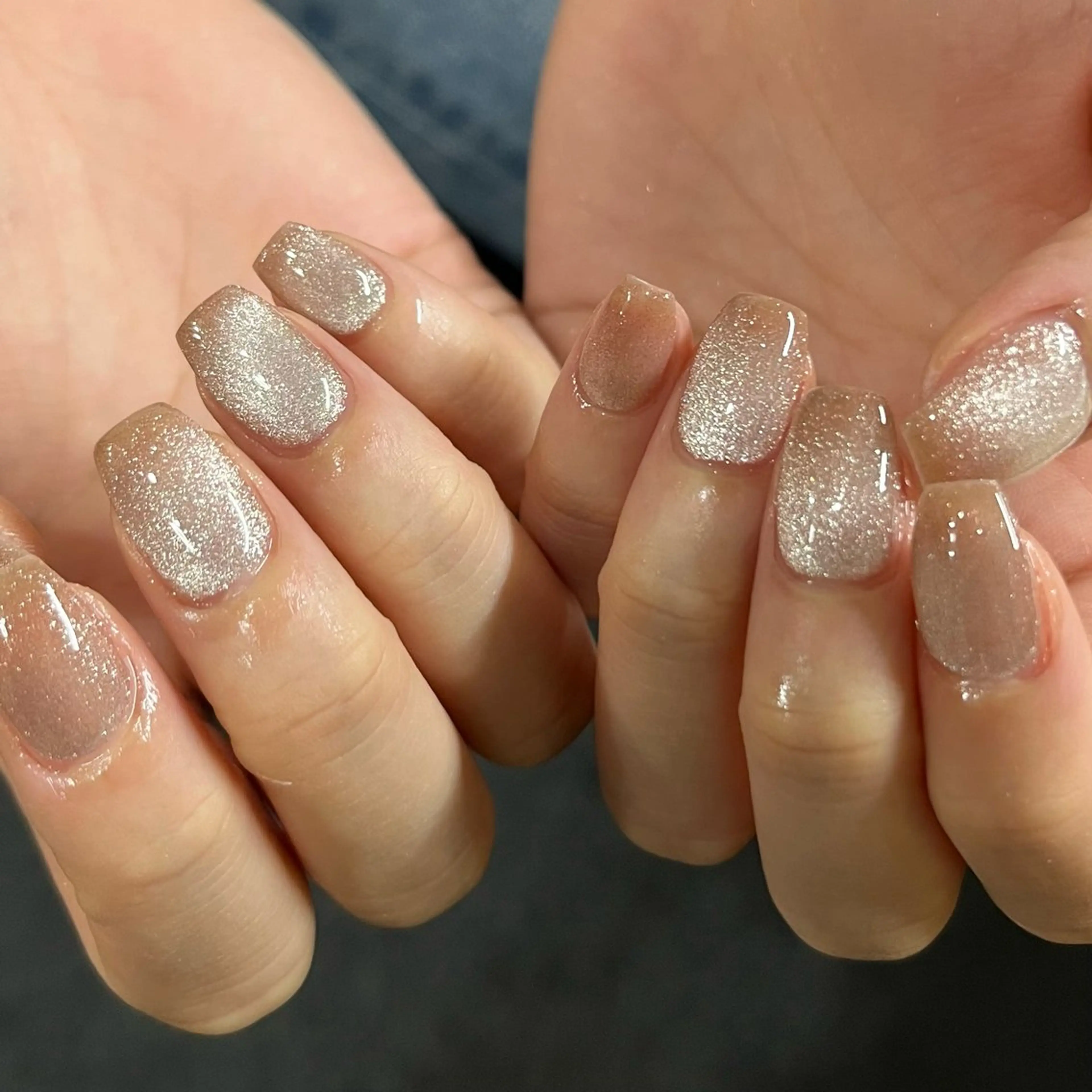 ネイル ゴールド キラキラネイル ラメ(グリッター) マグネットネイル オフィスネイル ハンドネイル ハンドケア 🎀NAIL🎀 AI🪄︎︎◝✩のネイルデザイン