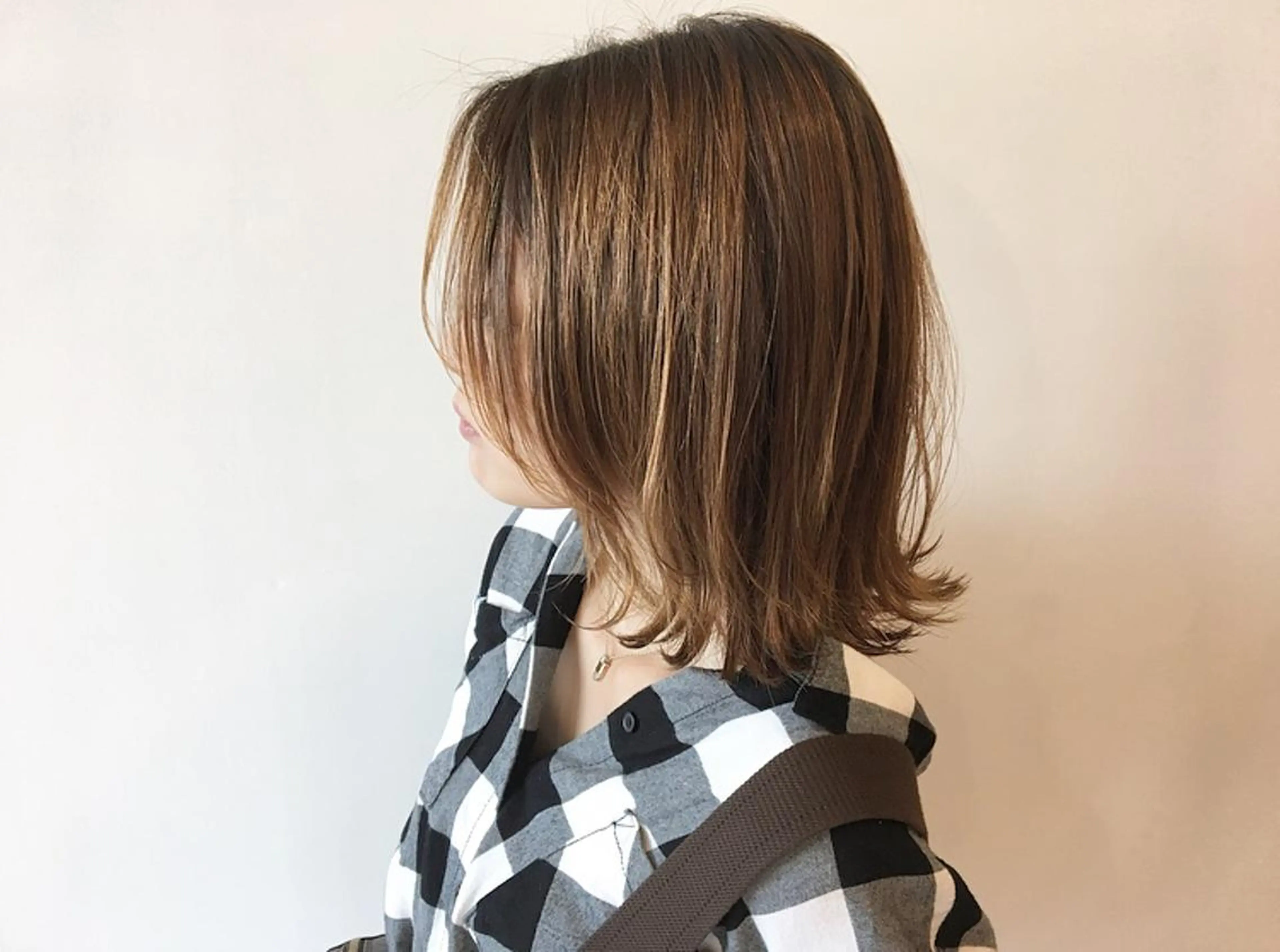 ミディアム カラー アッシュ ベージュカラー ハイライトカラー ボブ ハイライト カット ヘアカラー トリートメント 鈴木 翔梧のヘアスタイル