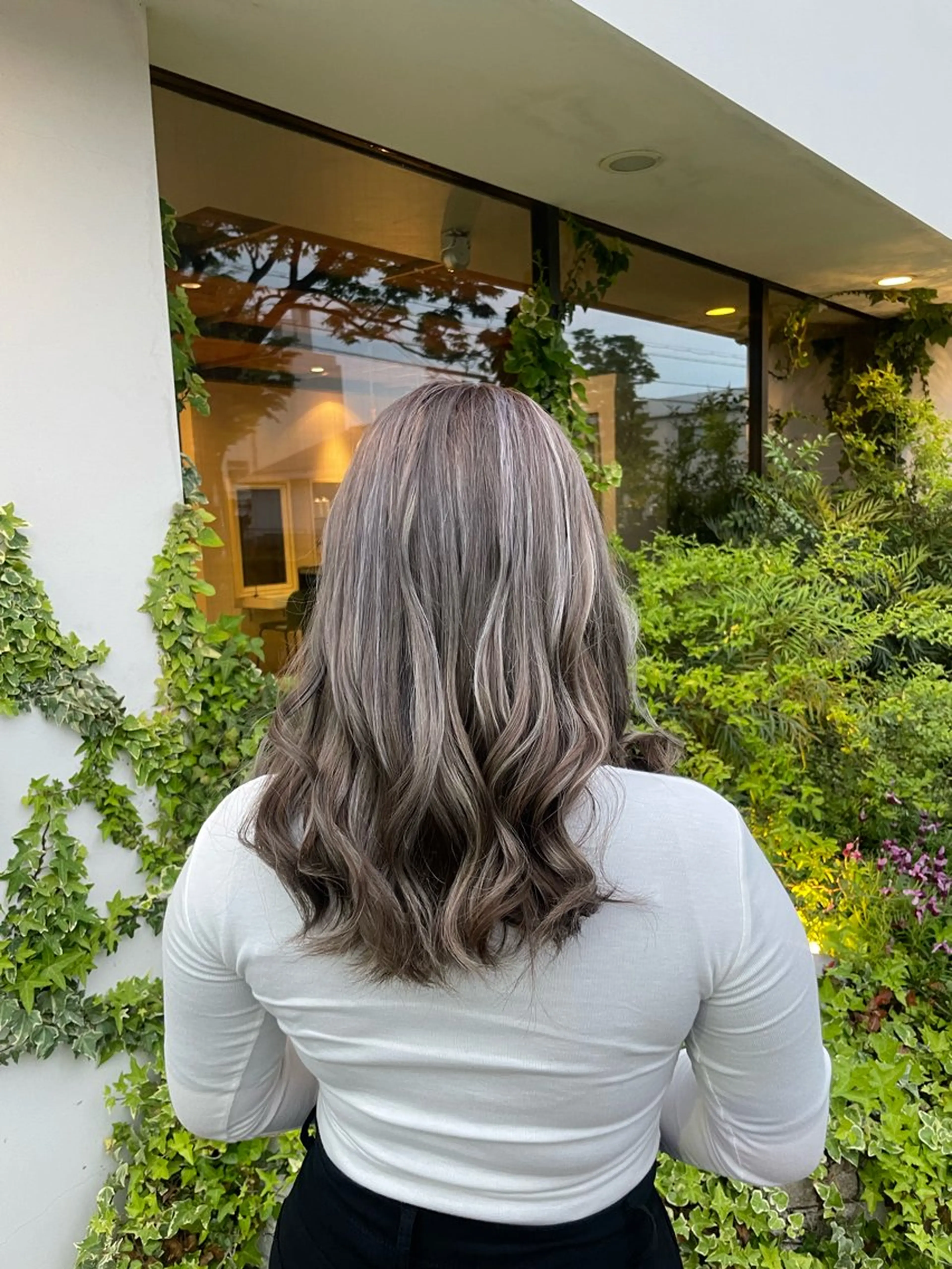 セミロング ROZA germe所属・SHIO / ハイトーンカラーのヘアスタイル